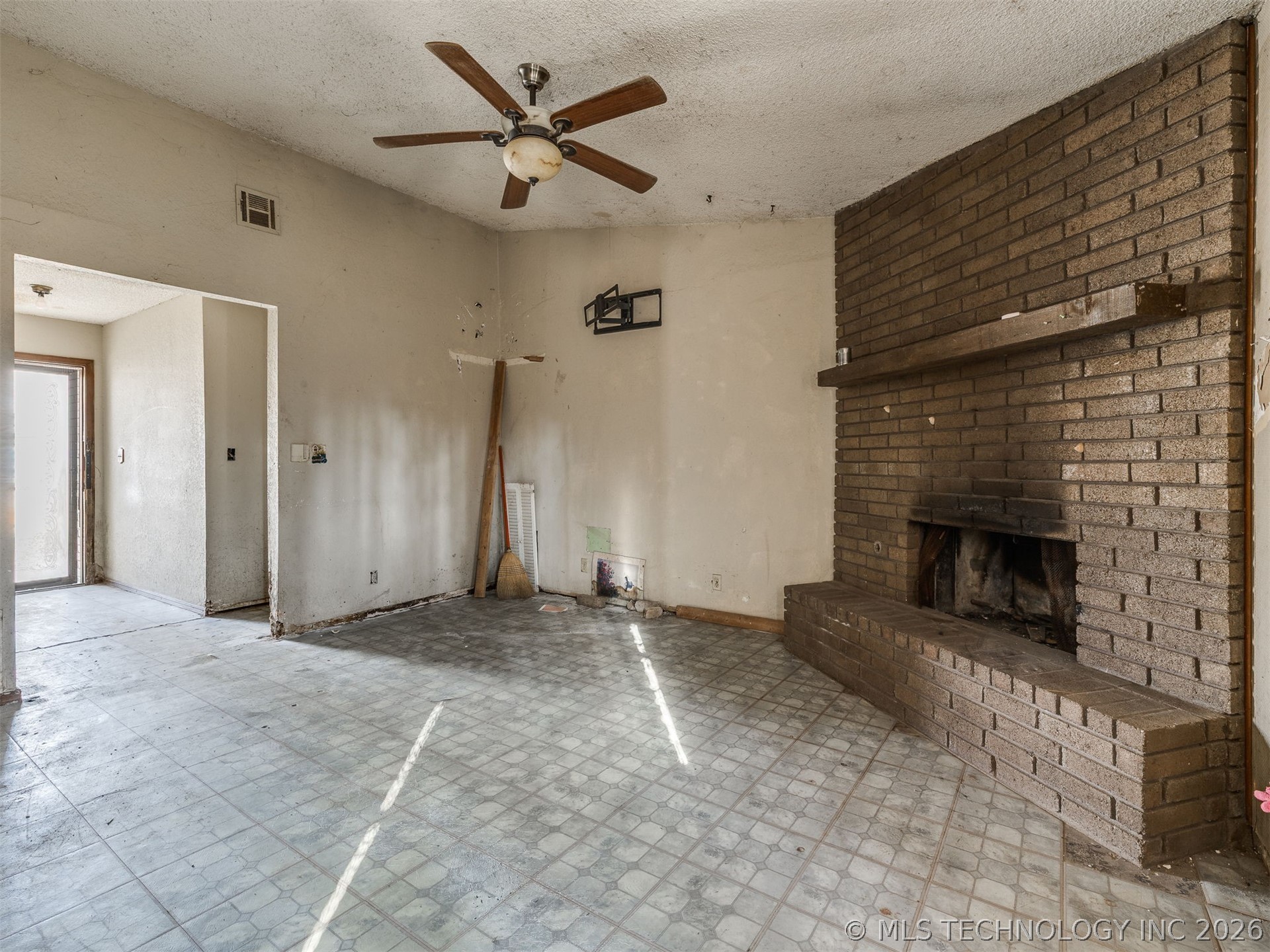 18124 E 4th Street Property Photo 9