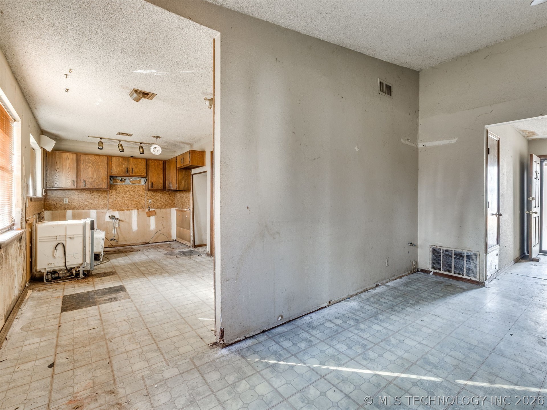 18124 E 4th Street Property Photo 11