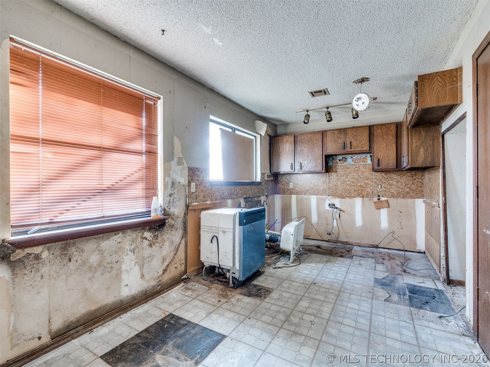 18124 E 4th Street Property Photo 12