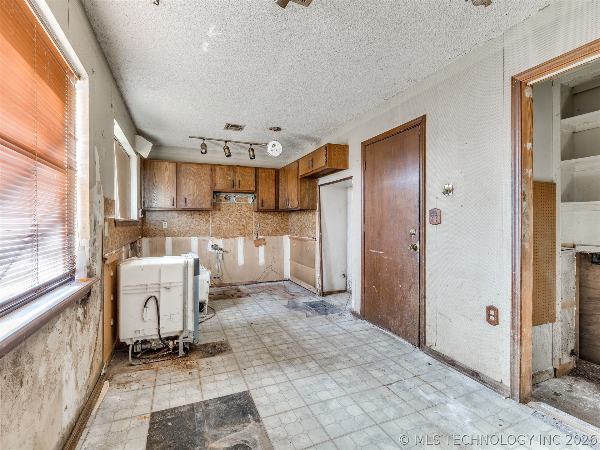 18124 E 4th Street Property Photo 14