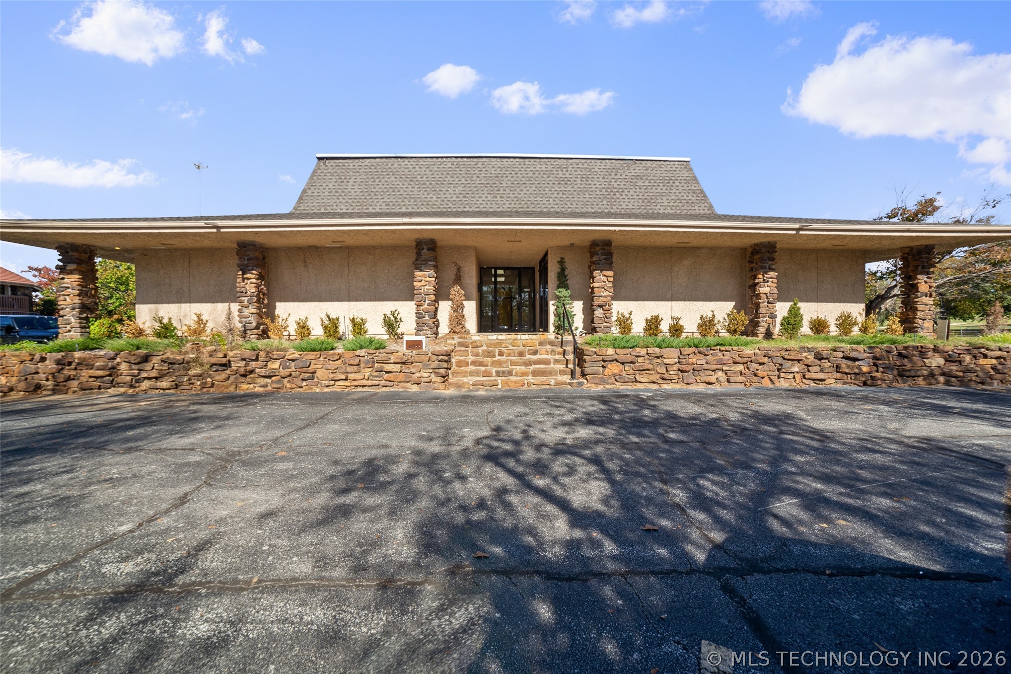 6400 S Lewis Avenue Property Photo 4