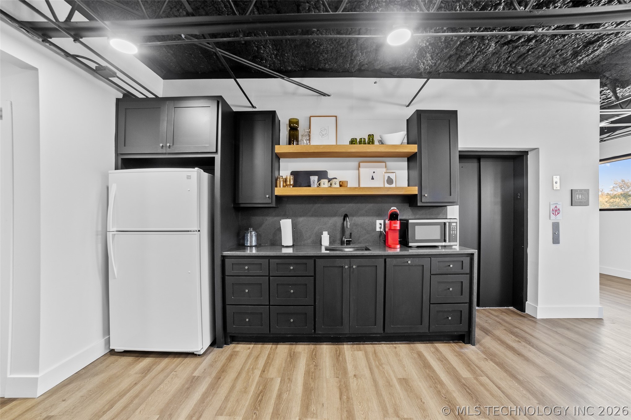 6400 S Lewis Avenue Property Photo 21