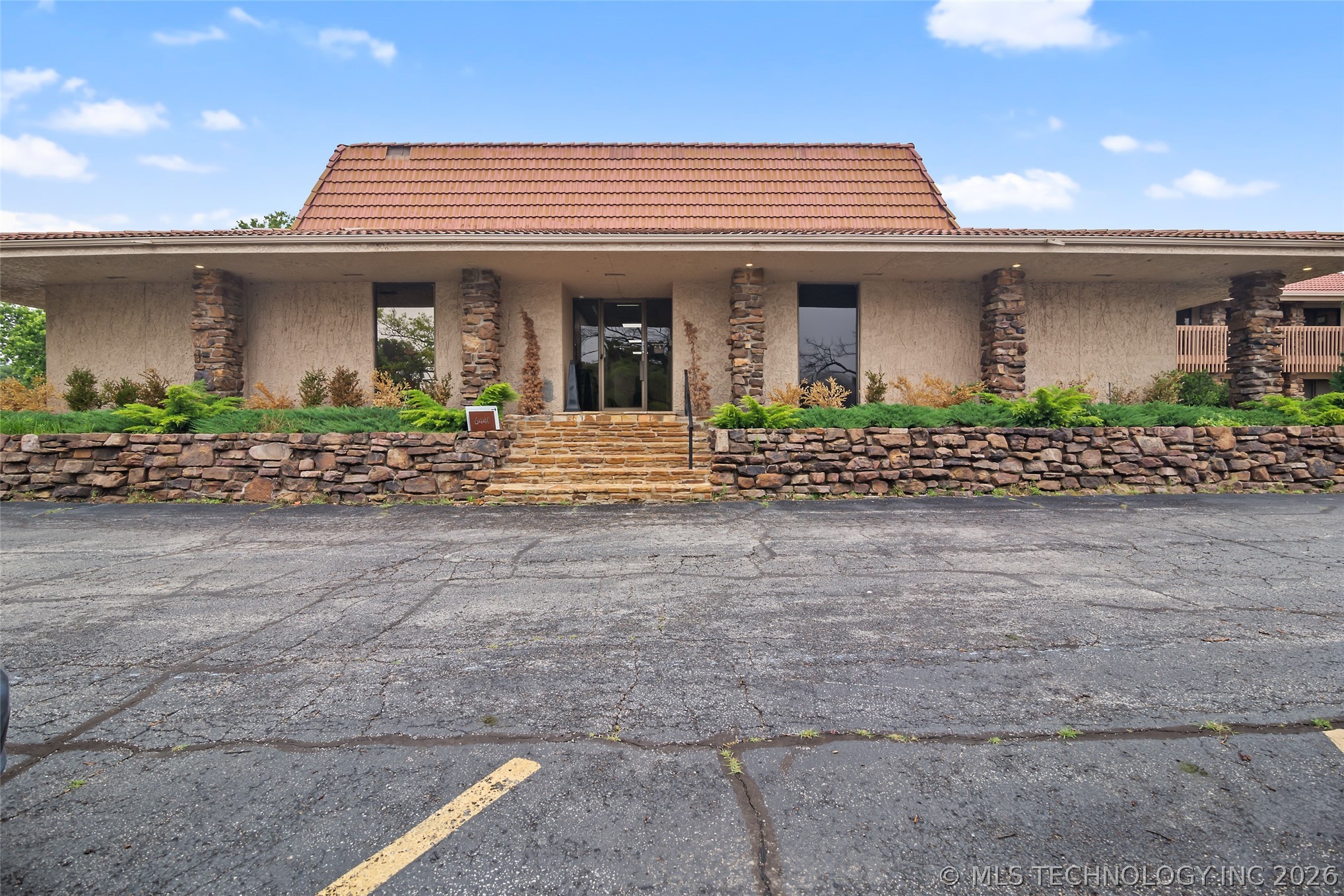 6400 S Lewis Avenue Property Photo 32