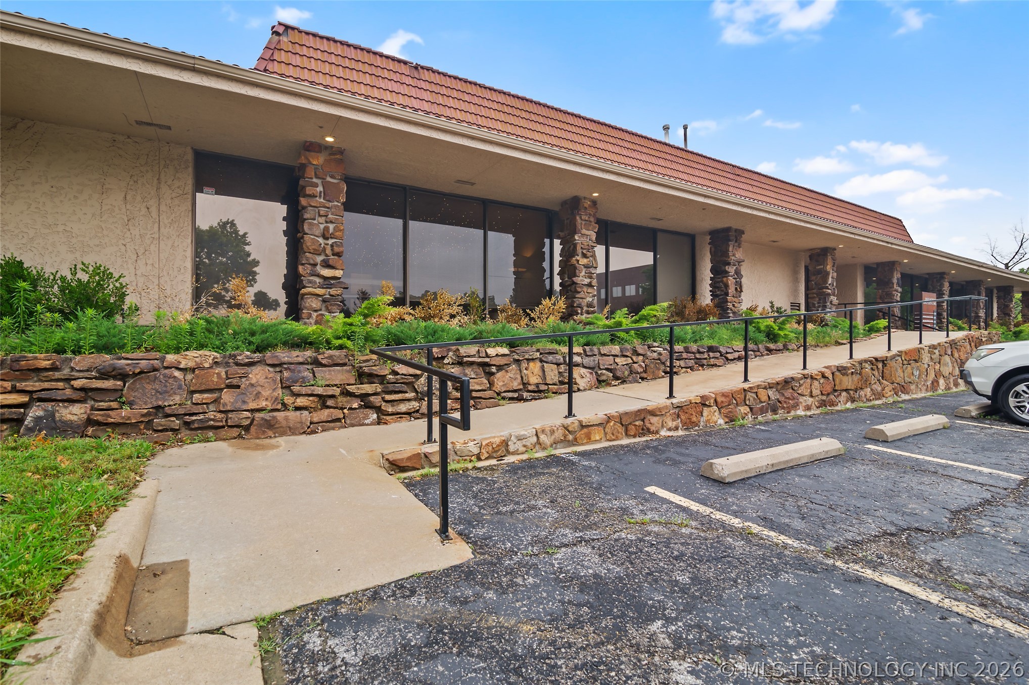 6400 S Lewis Avenue Property Photo 36