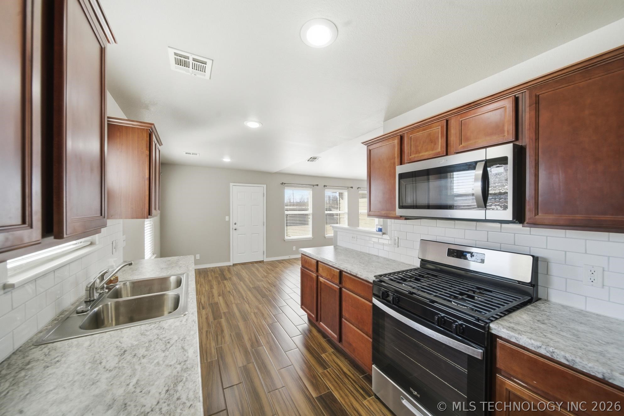 10710 N 146th East Avenue Property Photo 6