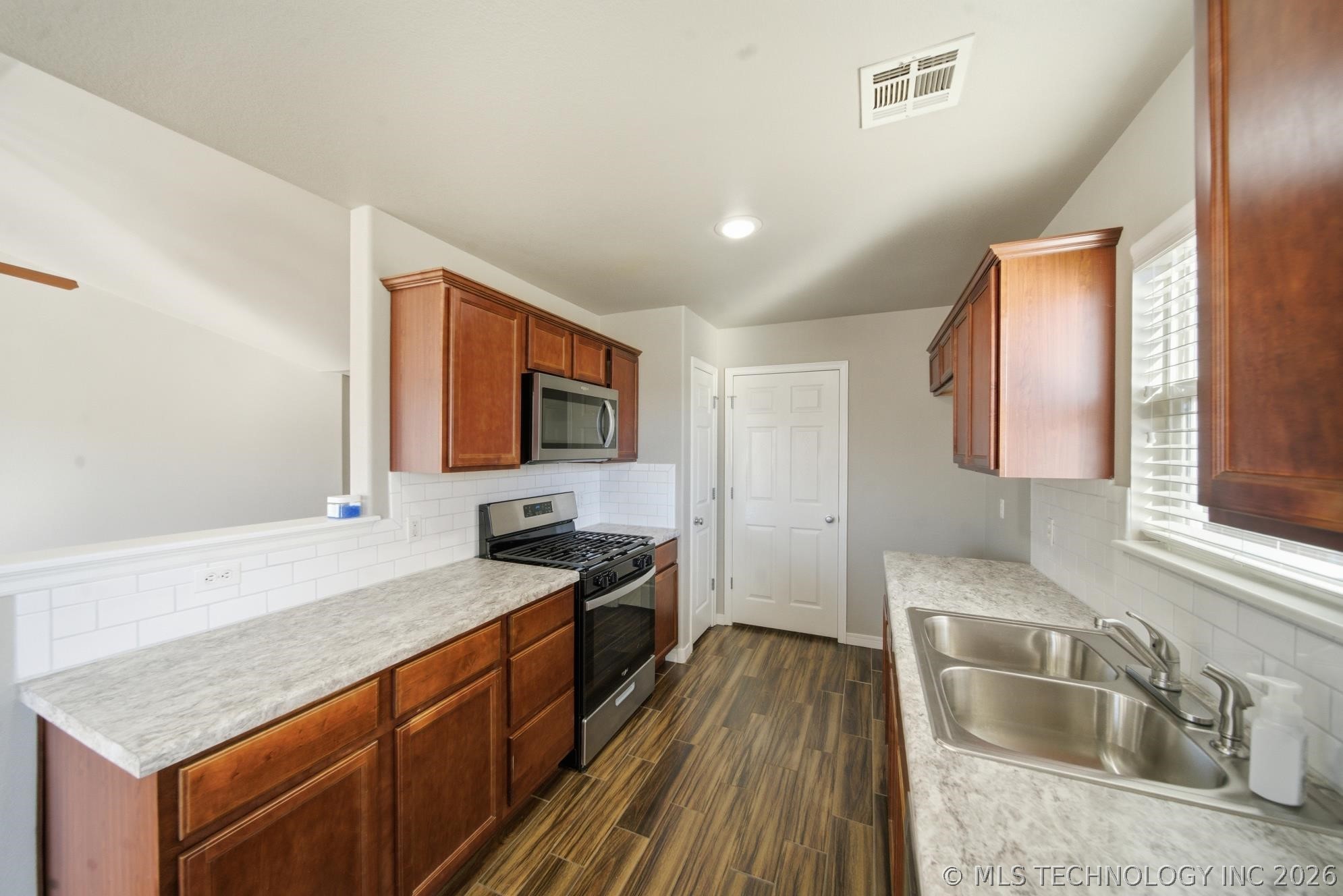 10710 N 146th East Avenue Property Photo 7