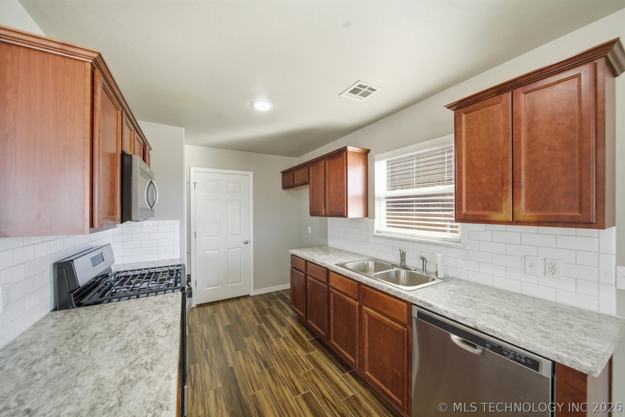 10710 N 146th East Avenue Property Photo 8