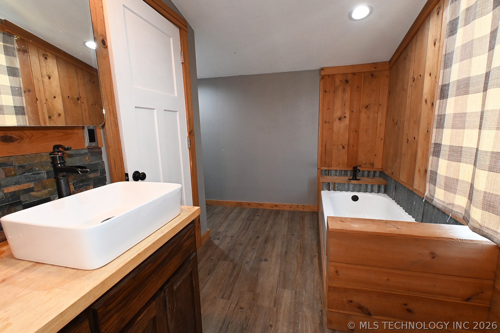 7075 E 303 Road Property Photo 11