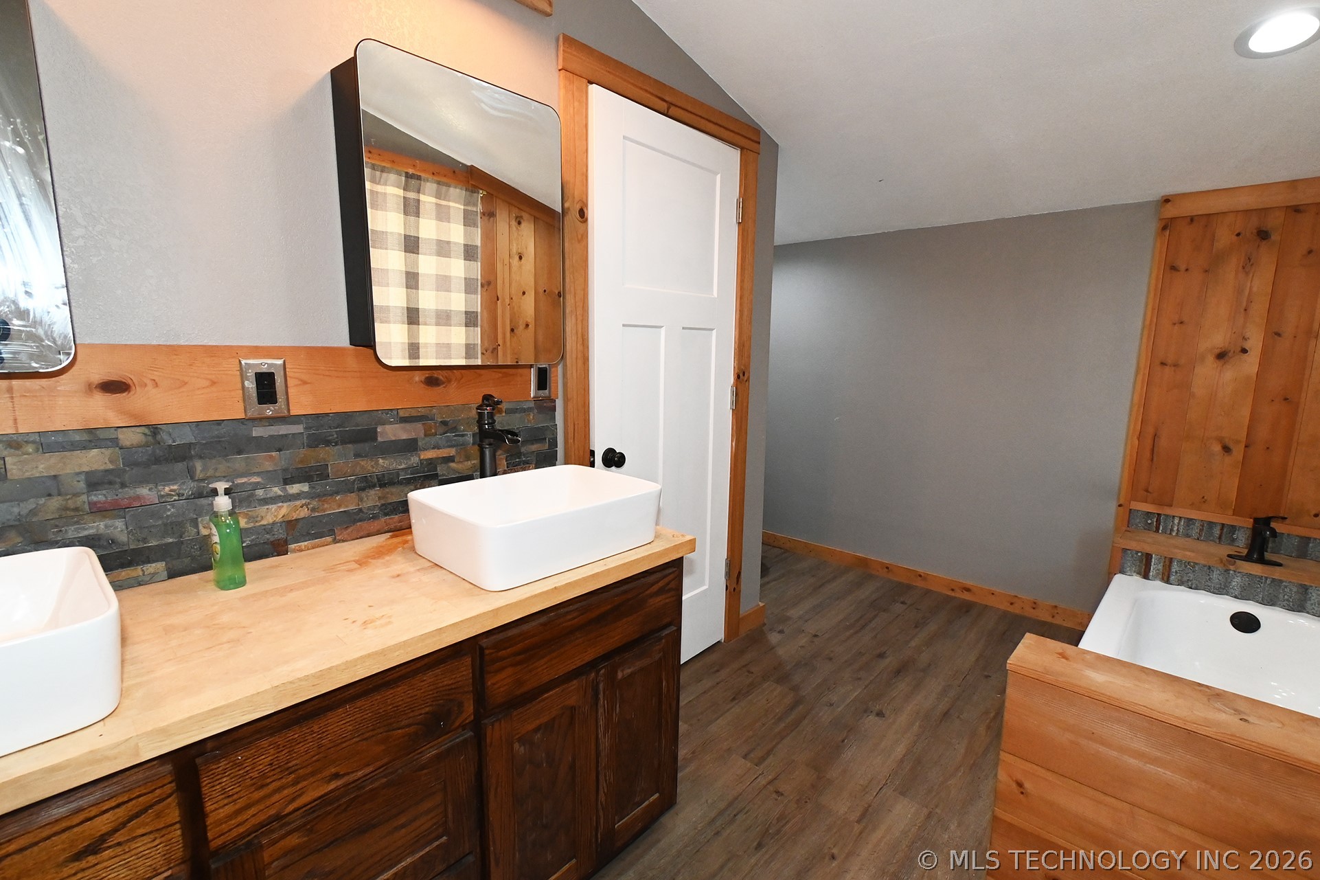 7075 E 303 Road Property Photo 12