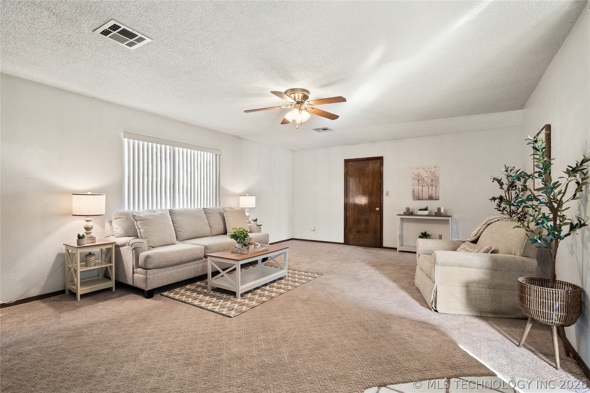 3133 Woodside Property Photo 8