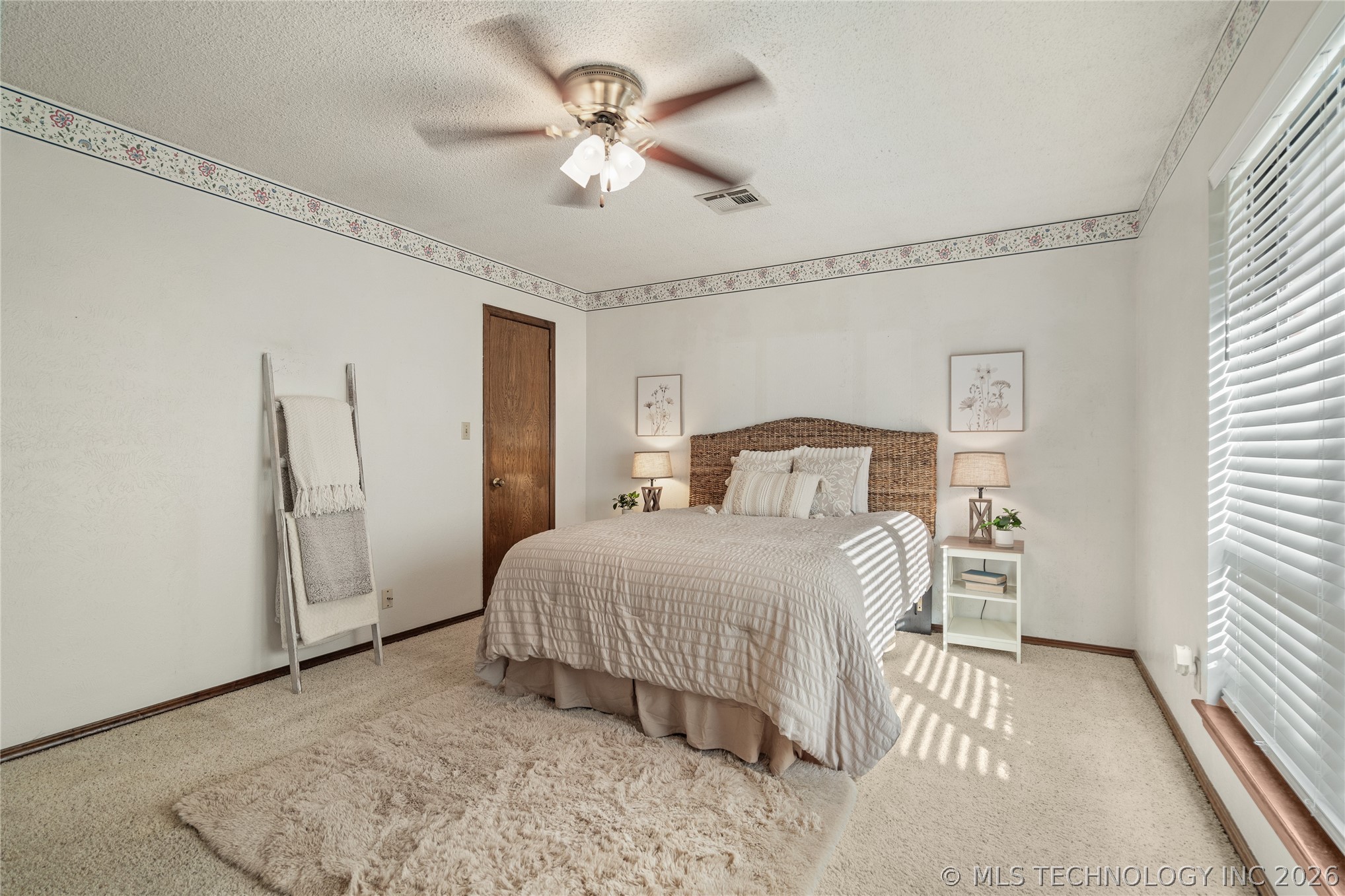 3133 Woodside Property Photo 15