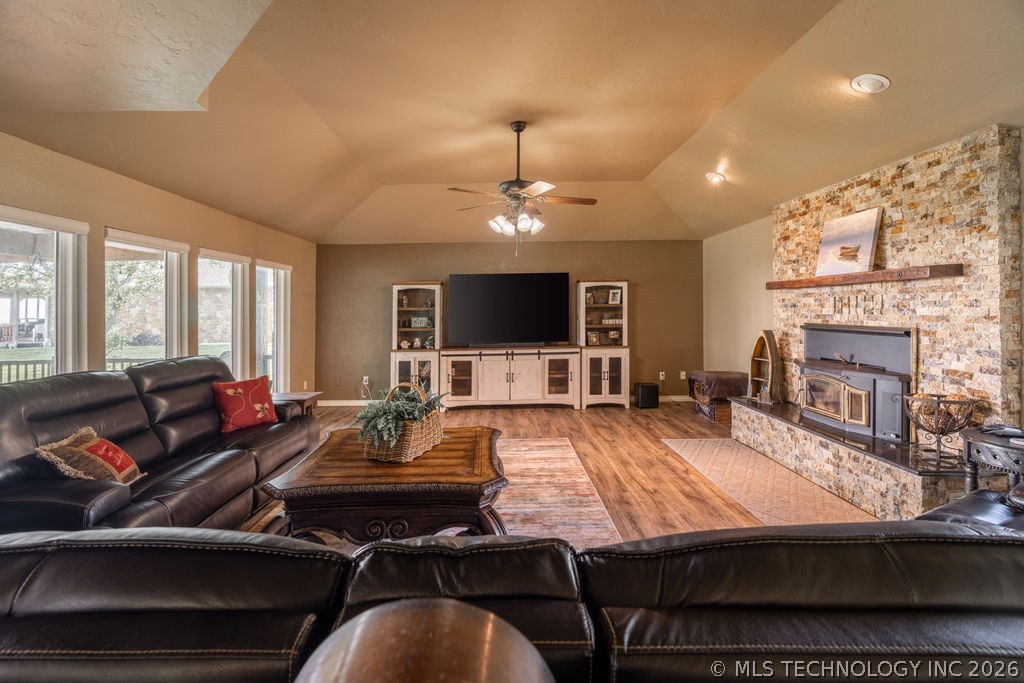 14235 Bois Darc Property Photo 4