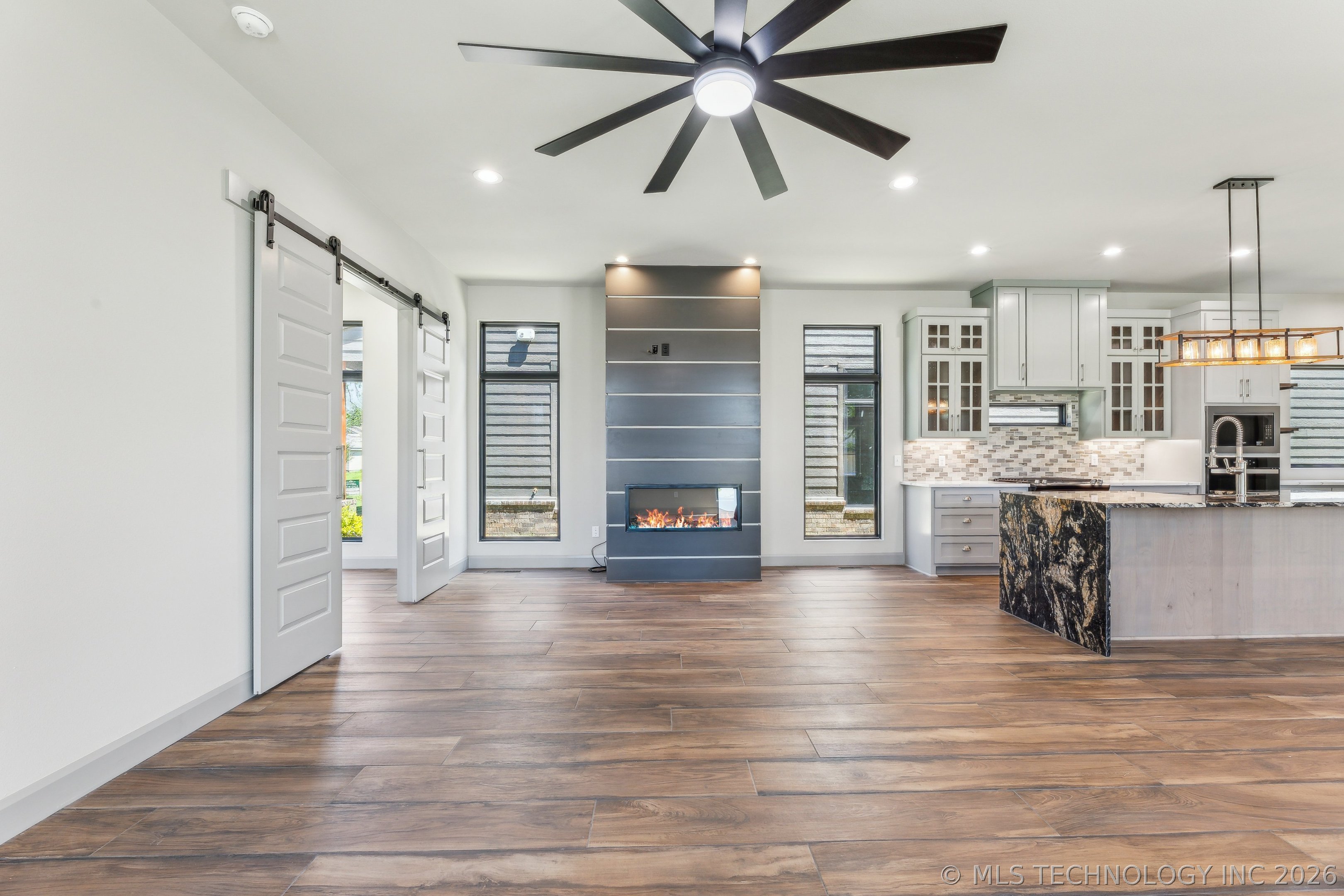 421 W Ft Worth Street Property Photo 8