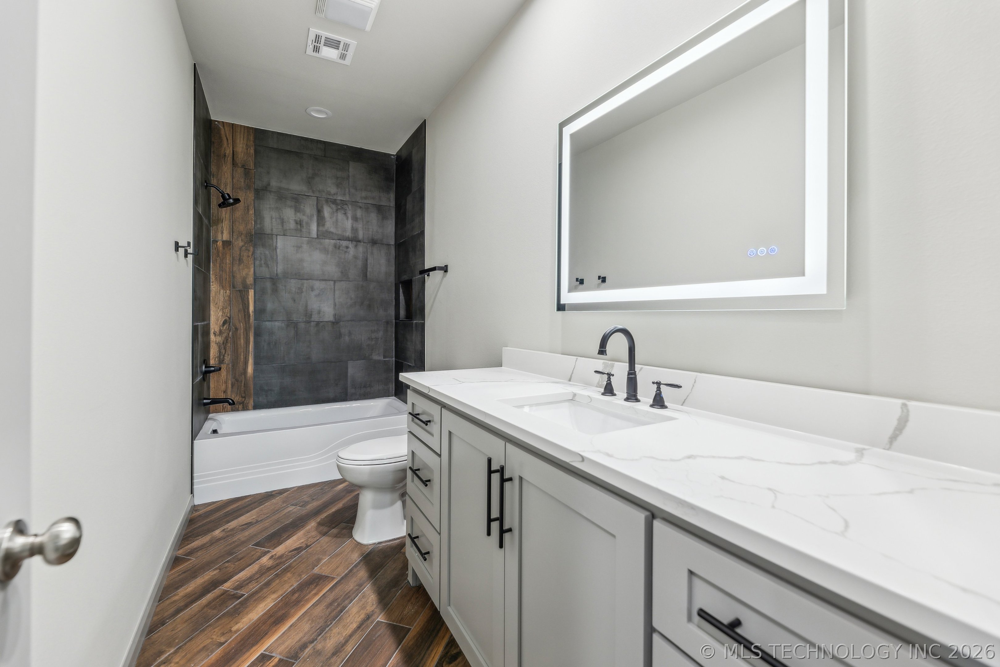 421 W Ft Worth Street Property Photo 30