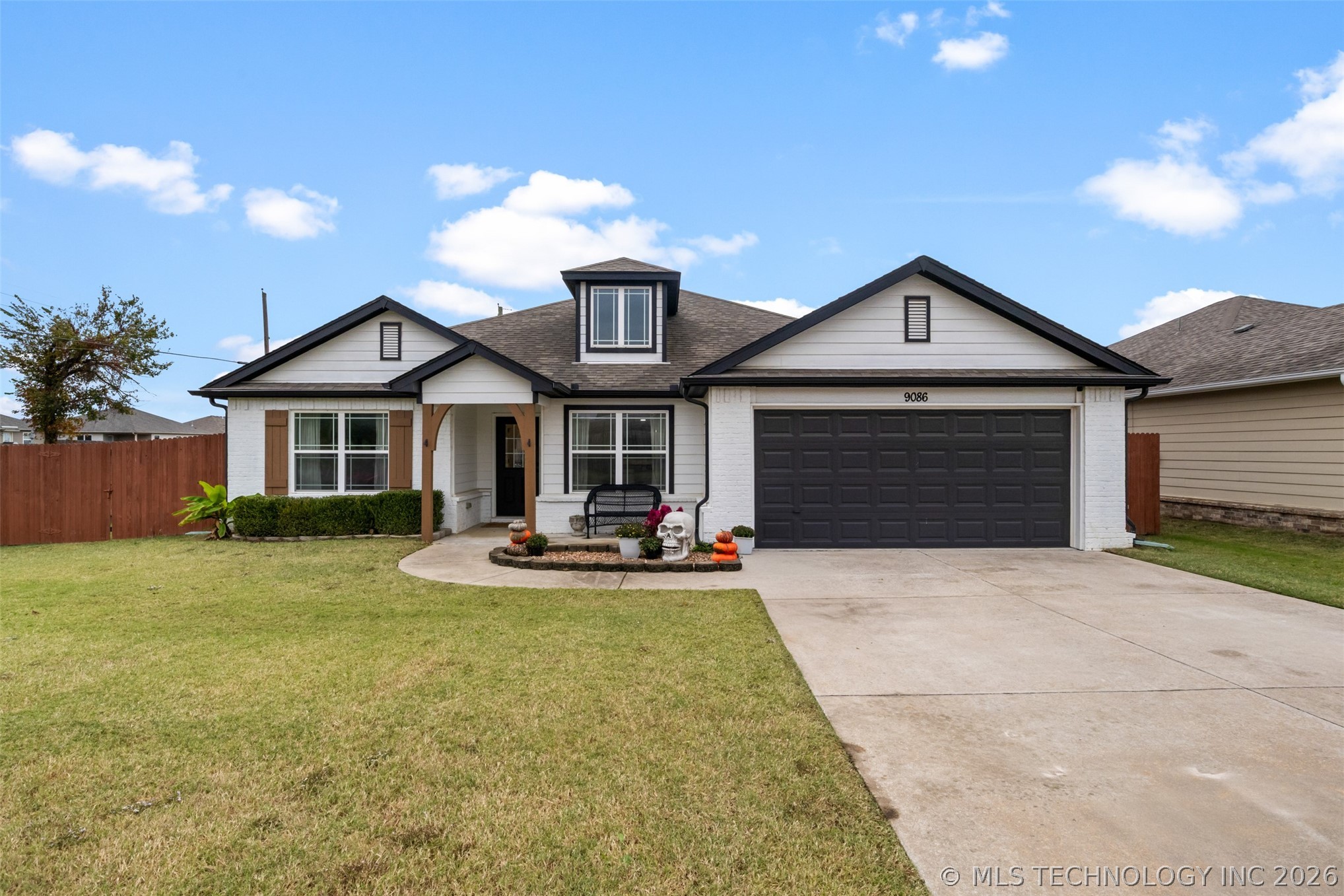 9086 S 253rd Avenue E Property Photo 1