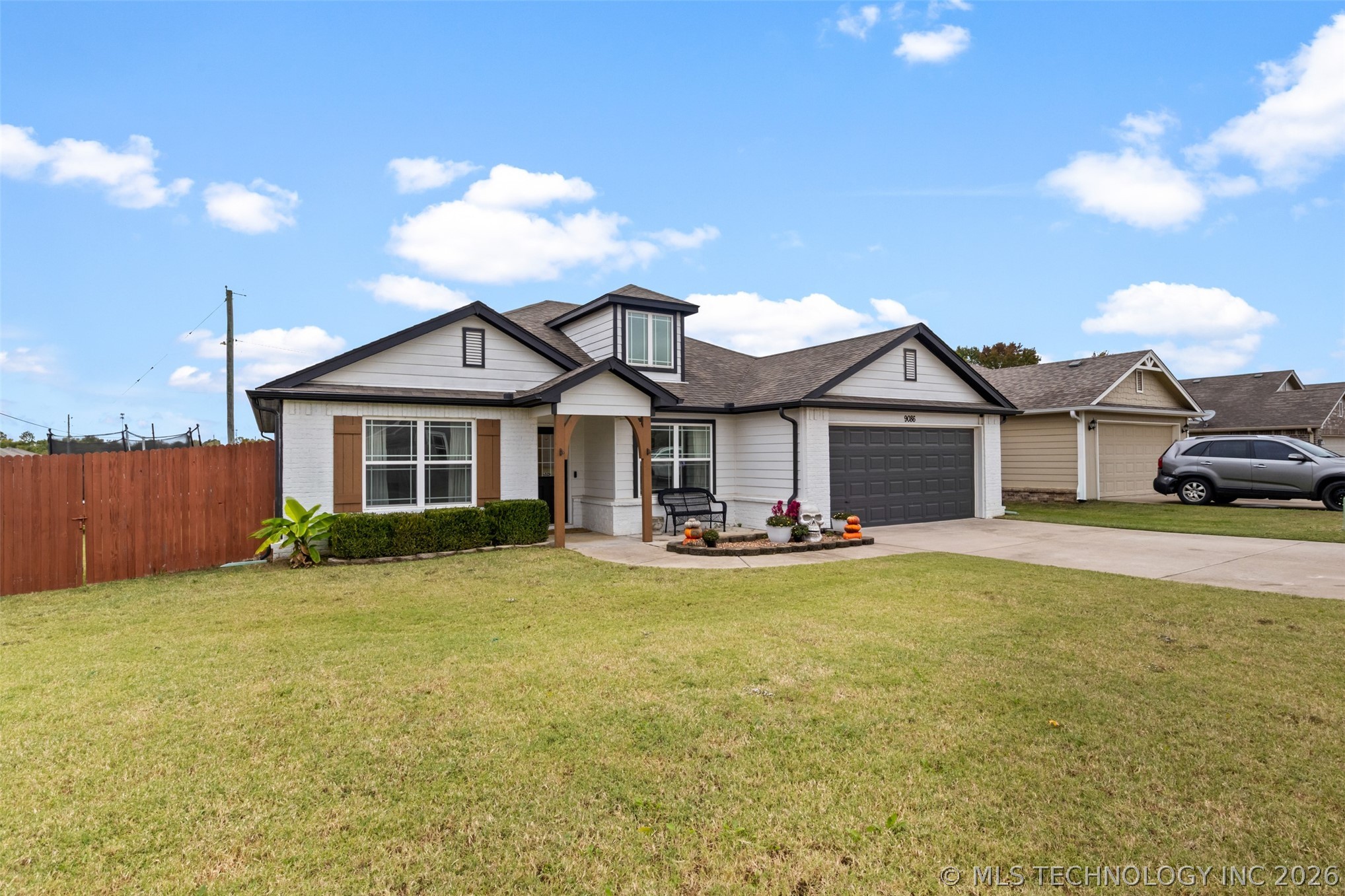 9086 S 253rd Avenue E Property Photo 2