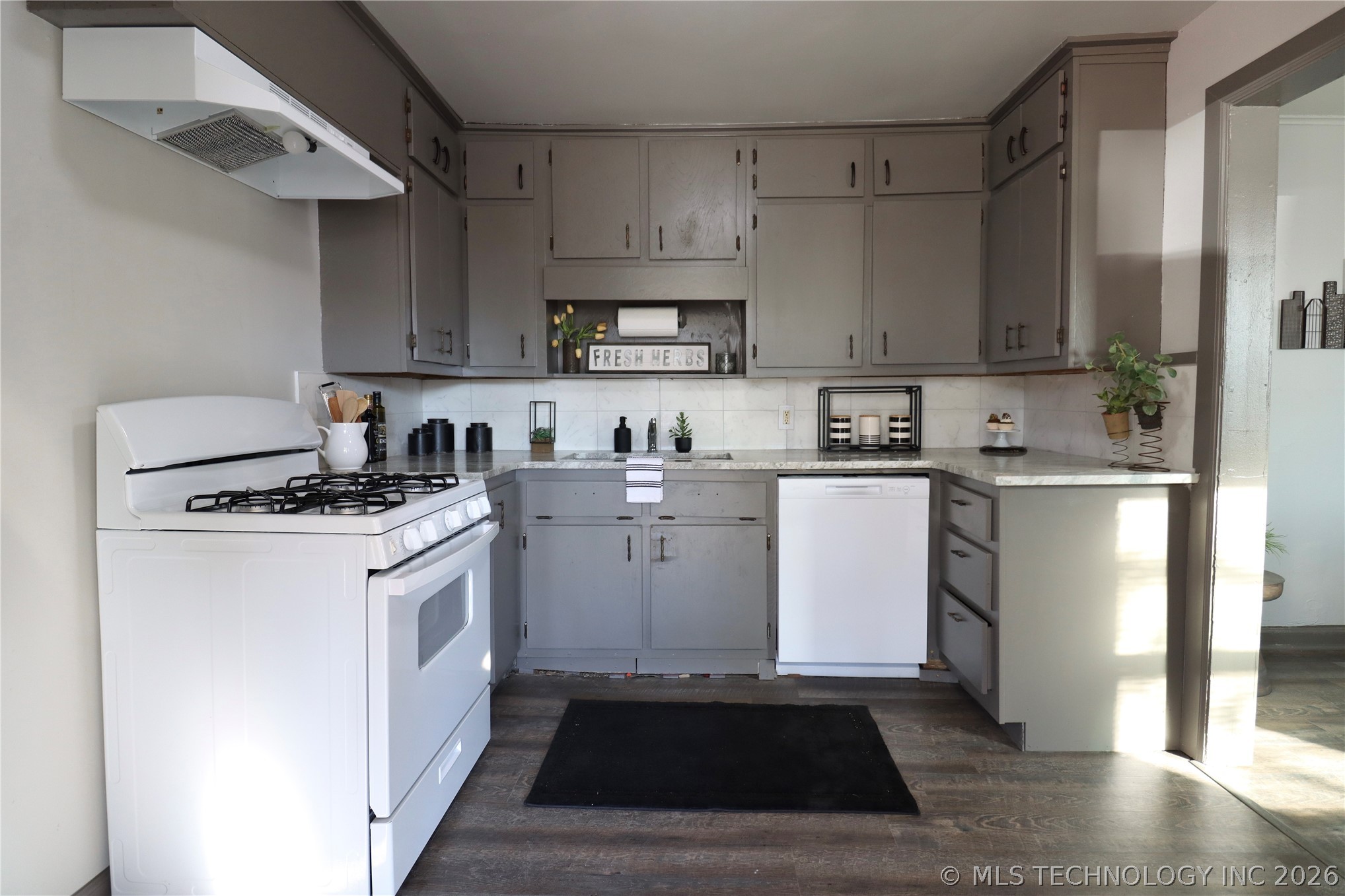 3203 E Oklahoma Place Property Photo 6