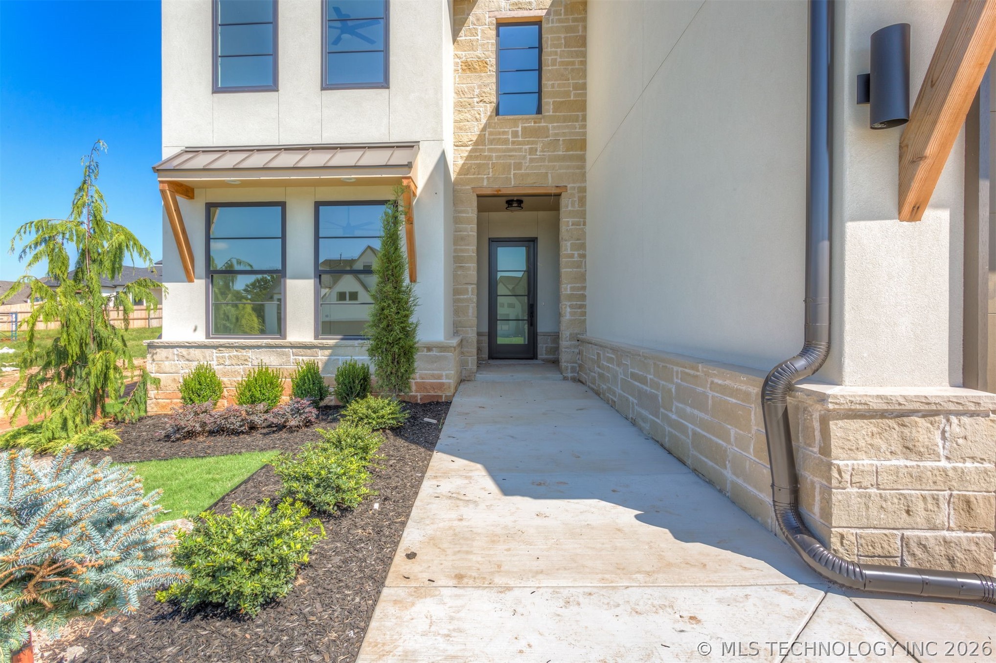 2355 E 135th Place Property Photo 2