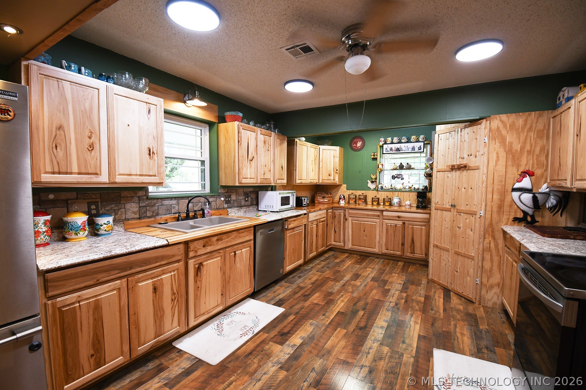 1108 Maple Lane Property Photo 2