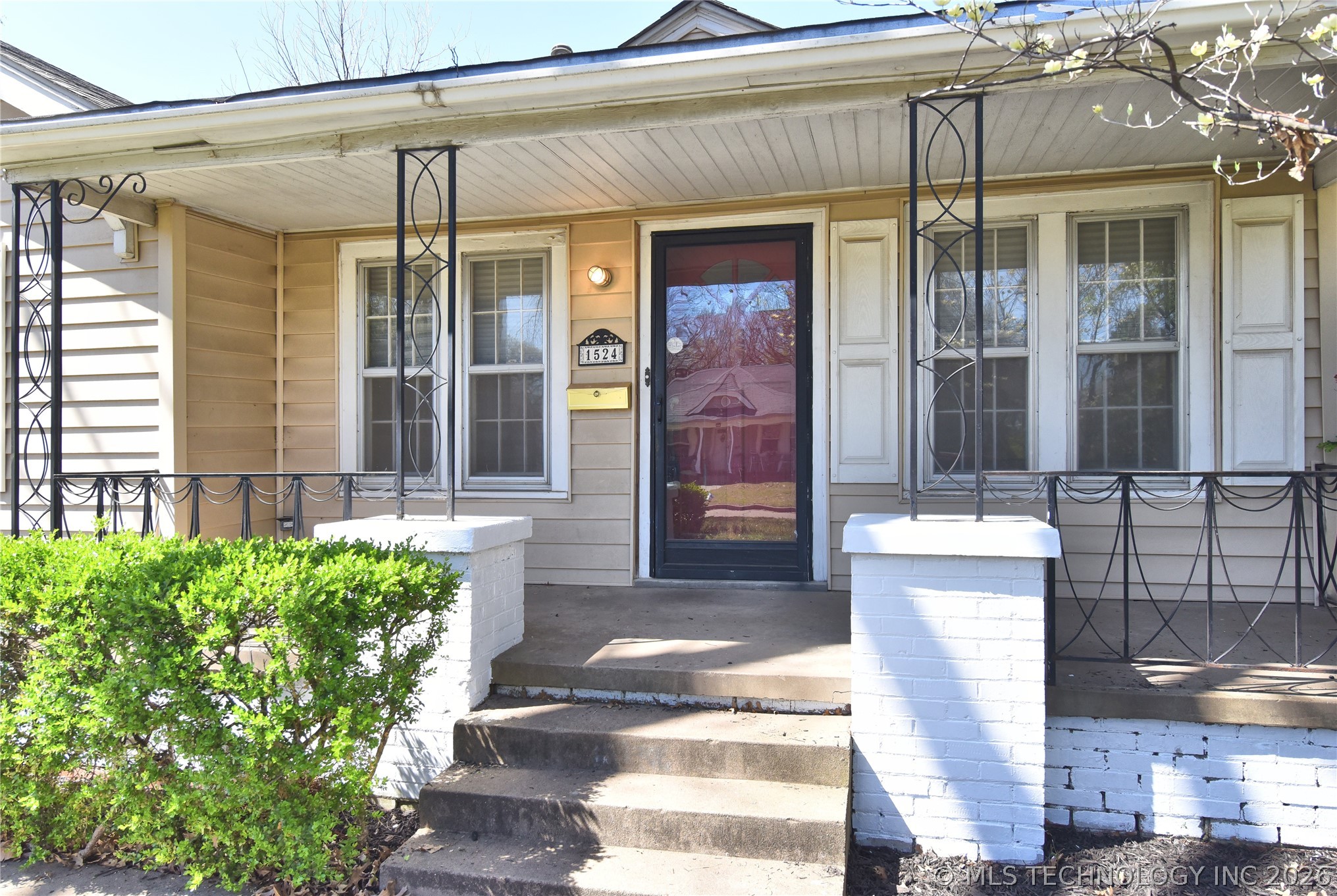 1524 S Jamestown Avenue Property Photo 2