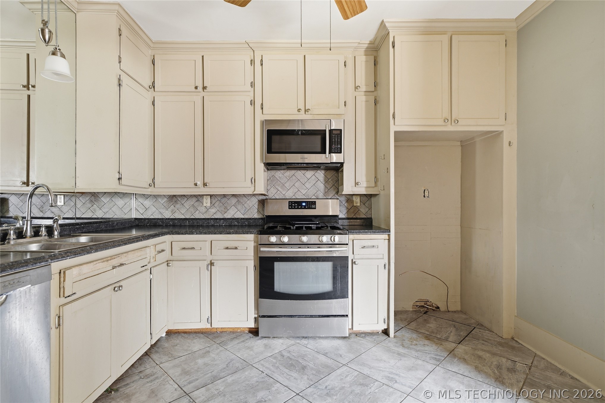 1916 E 14th Street Property Photo 13