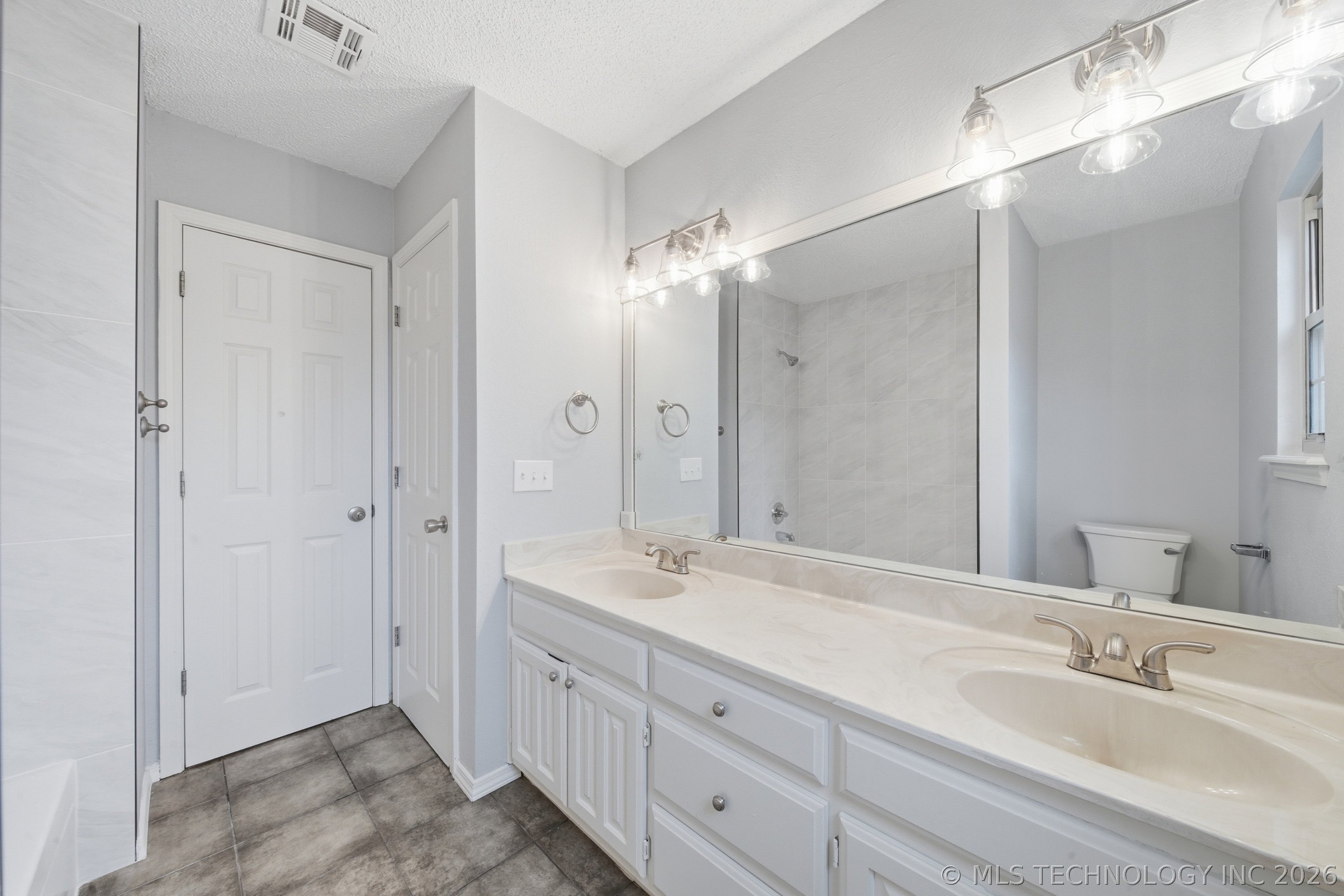 9519 S 96th East Avenue Property Photo 31