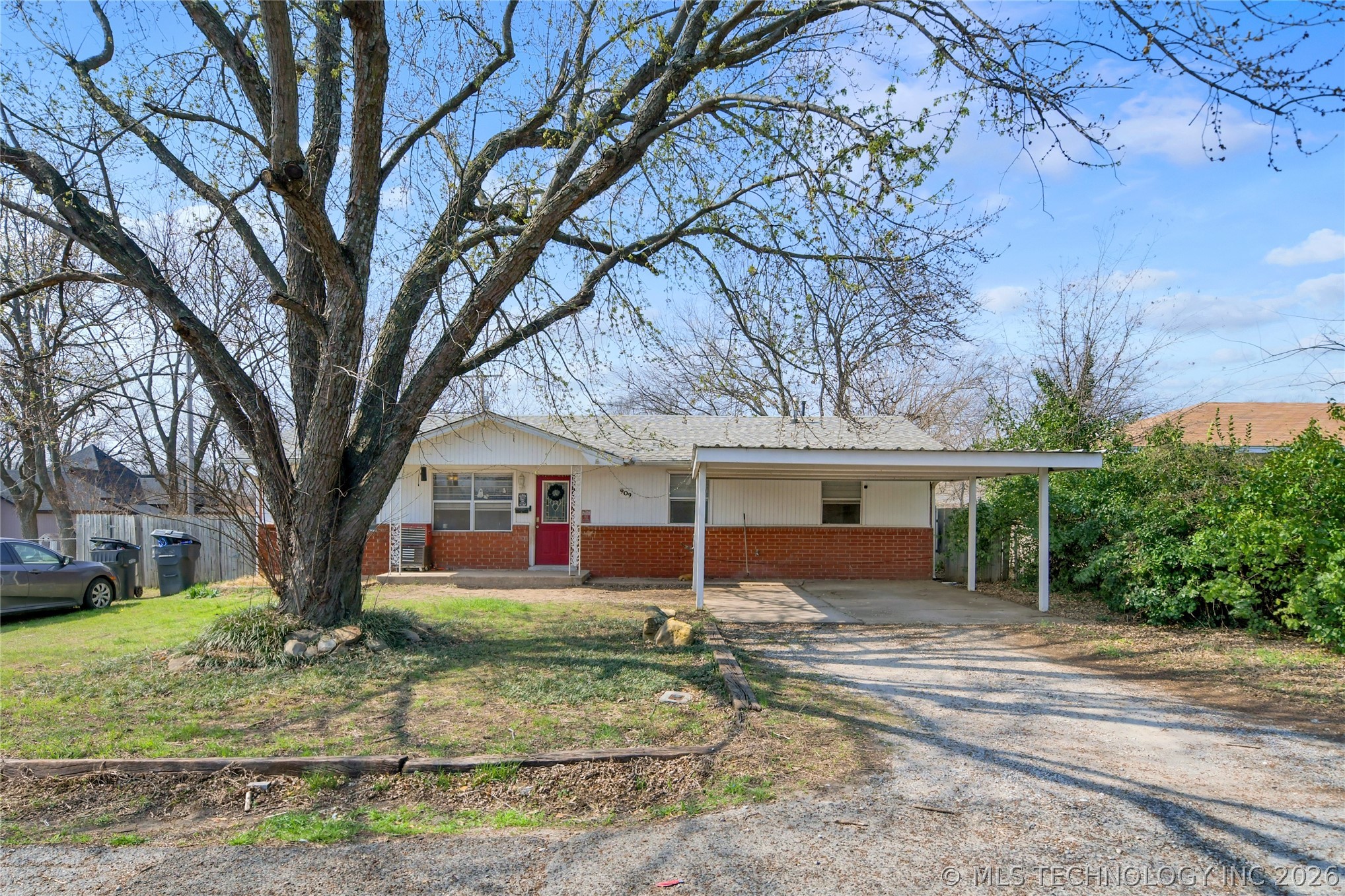 909 P NW Property Photo 1