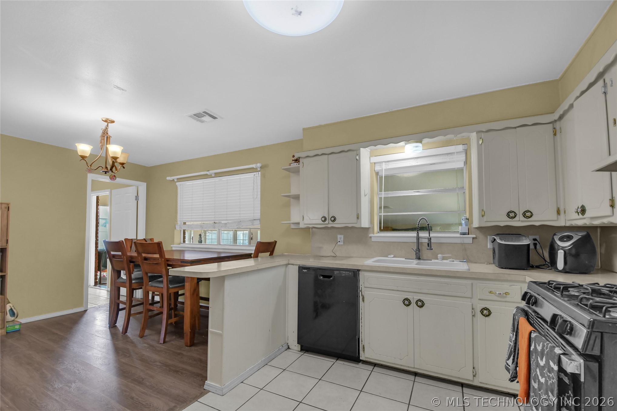 909 P Nw Property Photo 7
