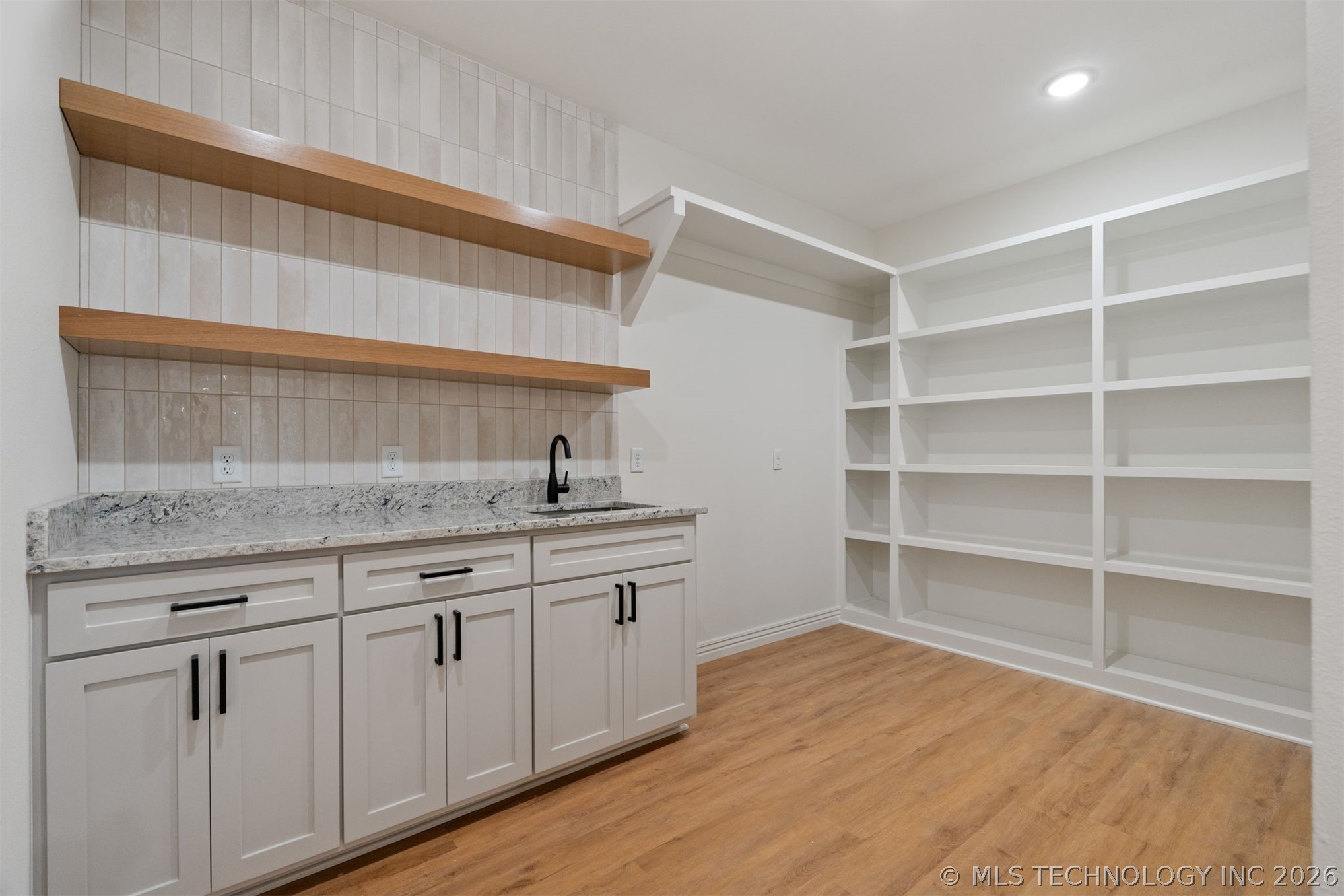 2233 W Drake Road Property Photo 16