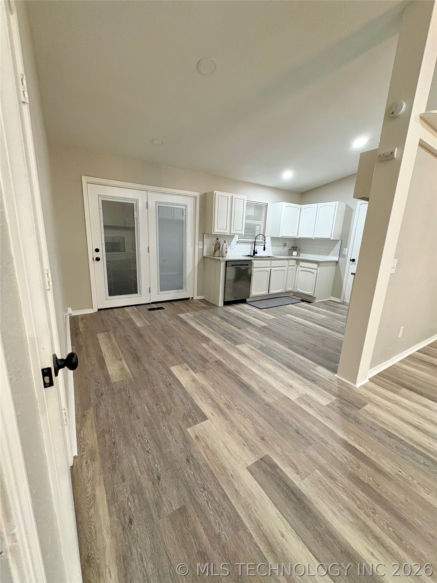 433 W Austin Street Property Photo 8