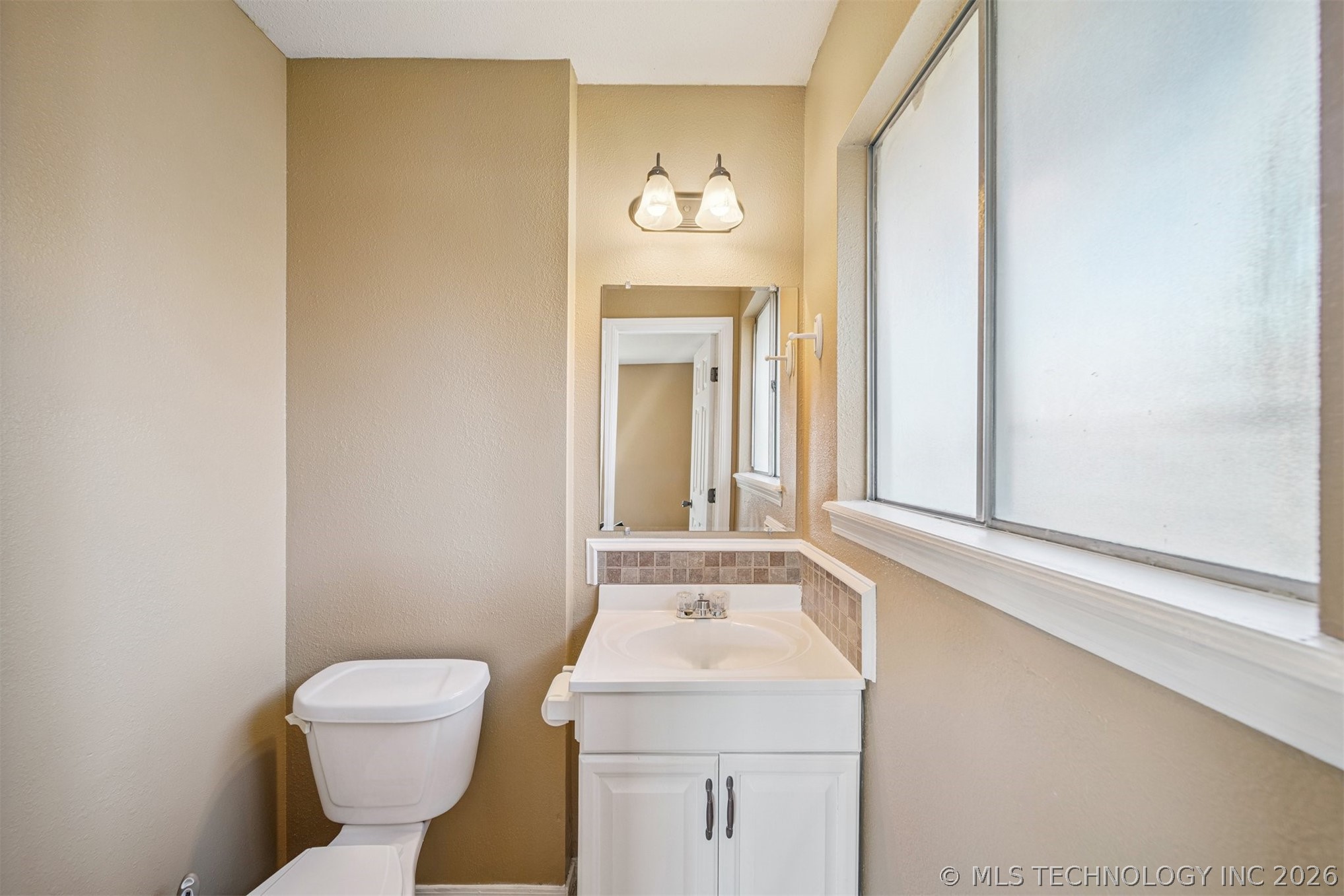 18550 E Admiral Boulevard Property Photo 9