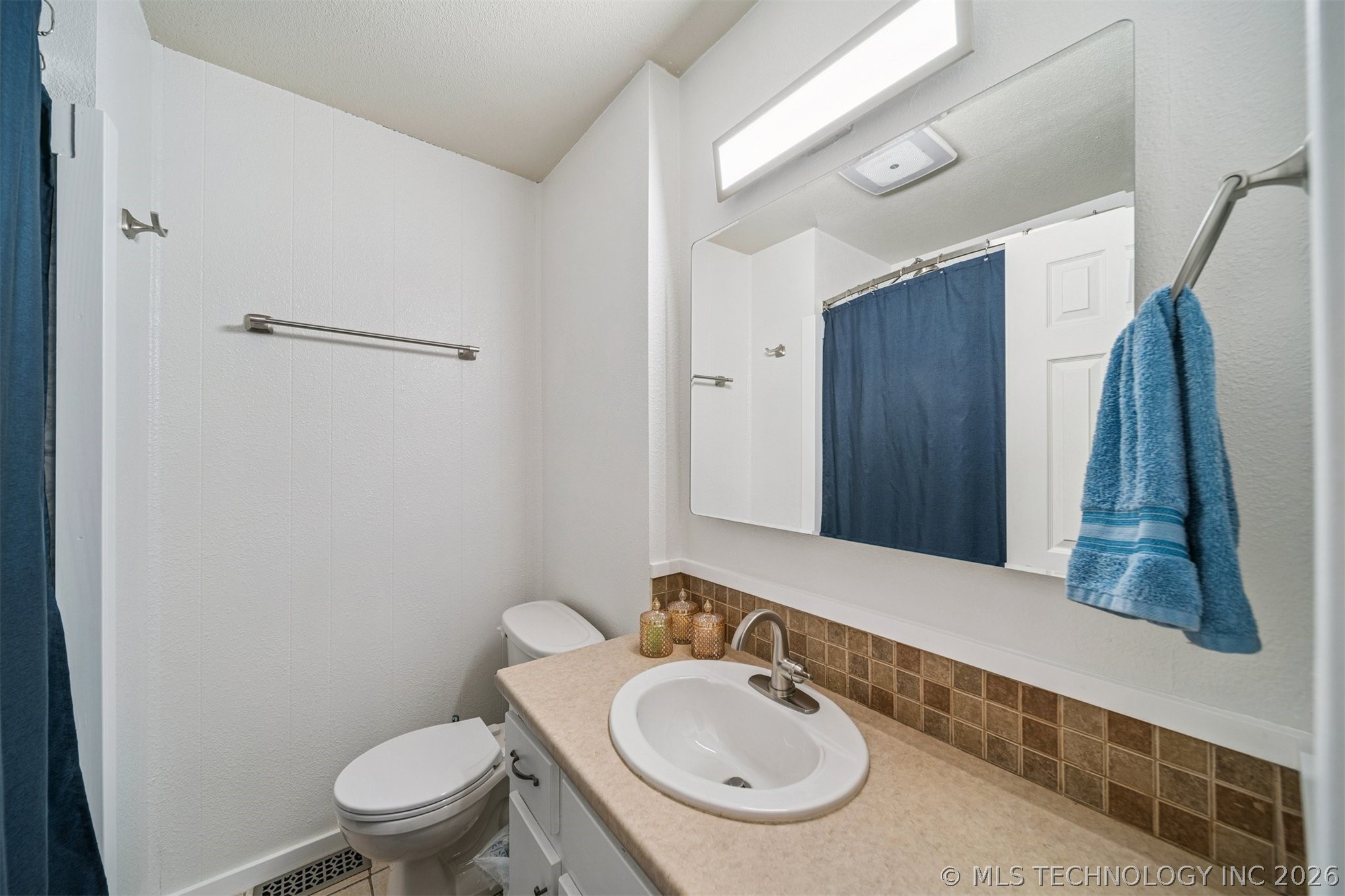 18550 E Admiral Boulevard Property Photo 11