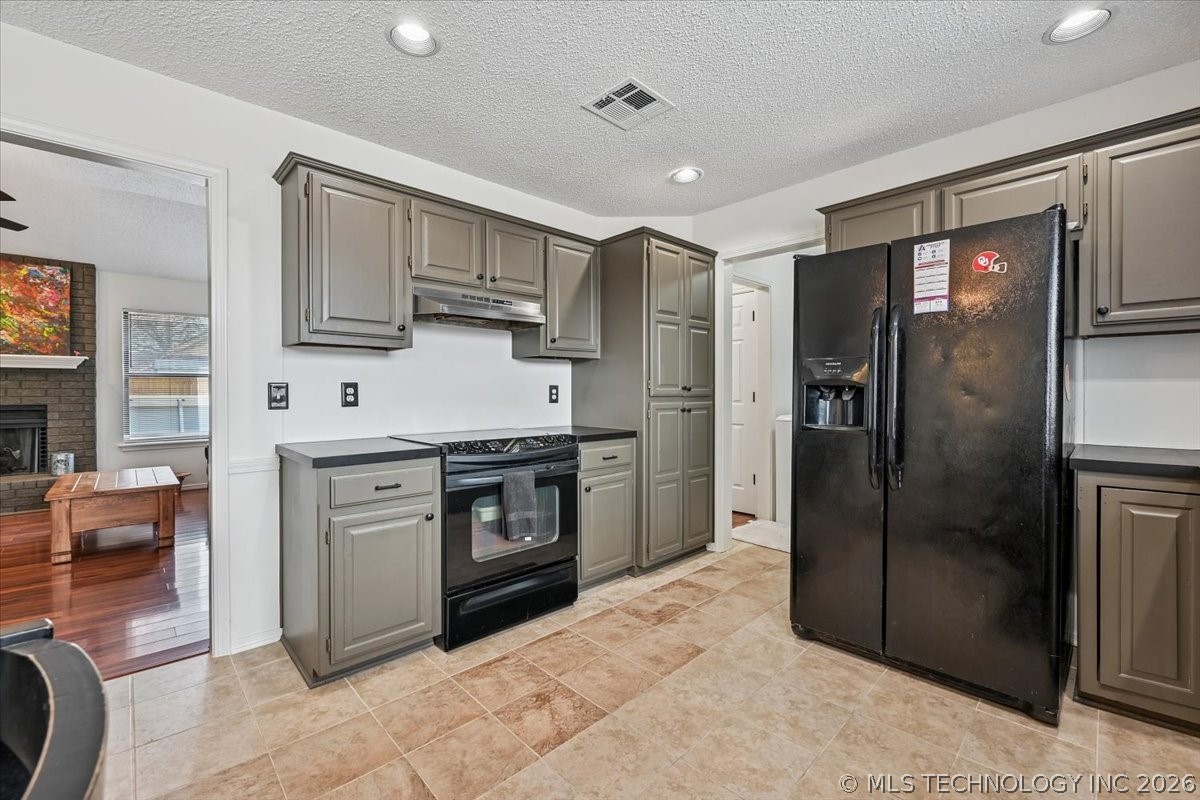 13773 S Oak Place Property Photo 4