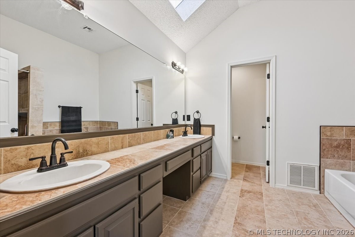 13773 S Oak Place Property Photo 7