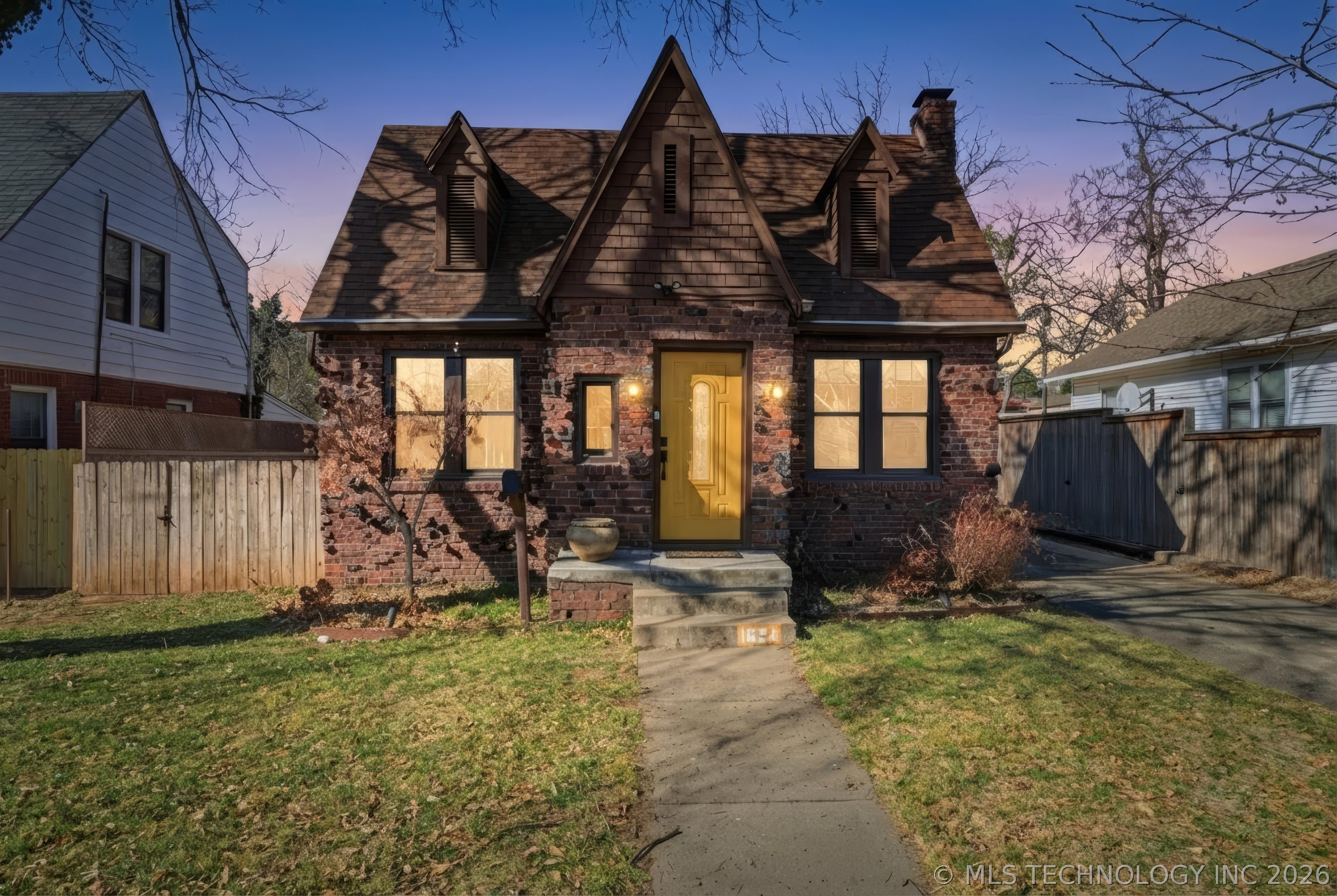 1624 S Victor Avenue Property Photo 1