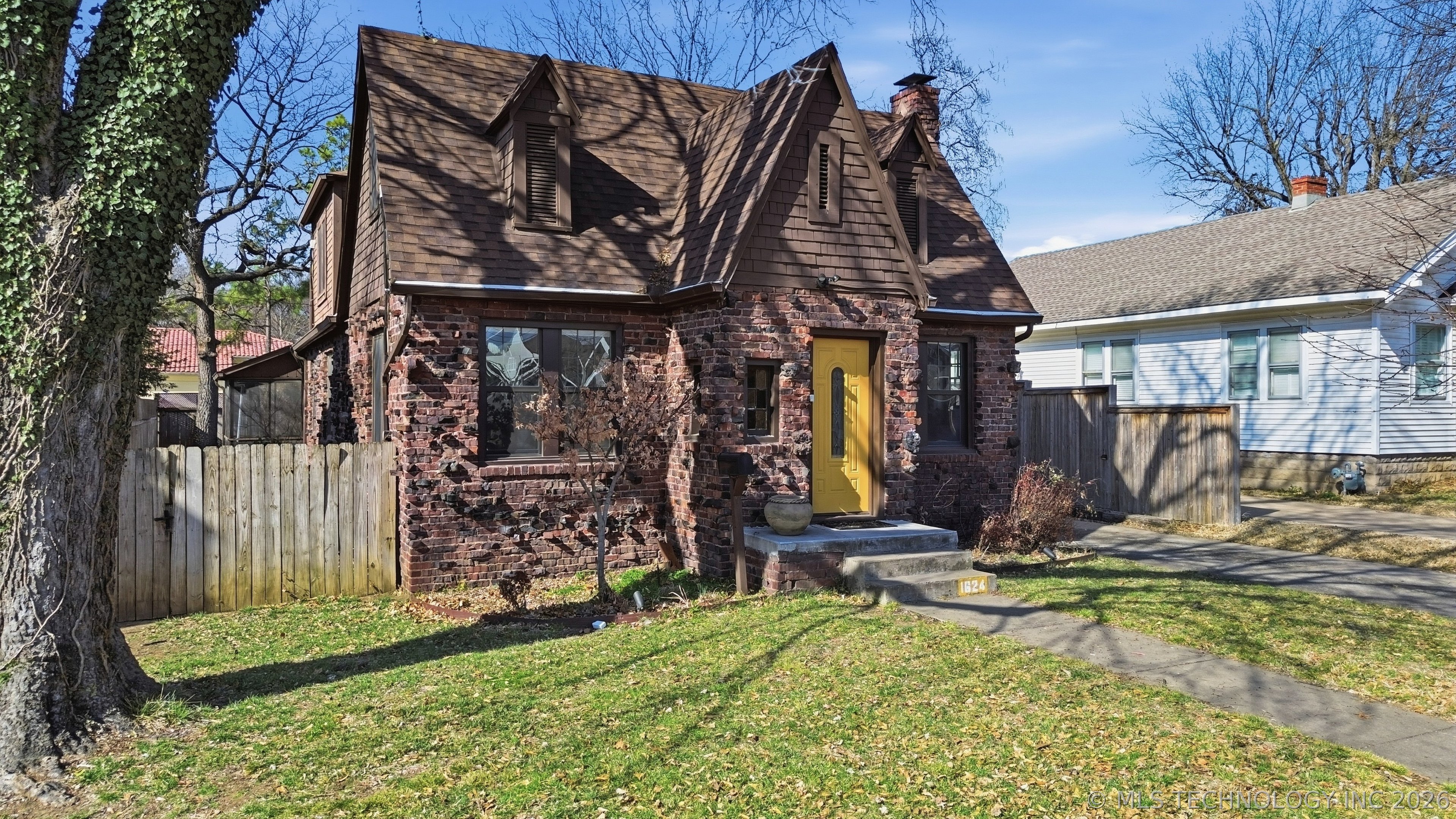 1624 S Victor Avenue Property Photo 2