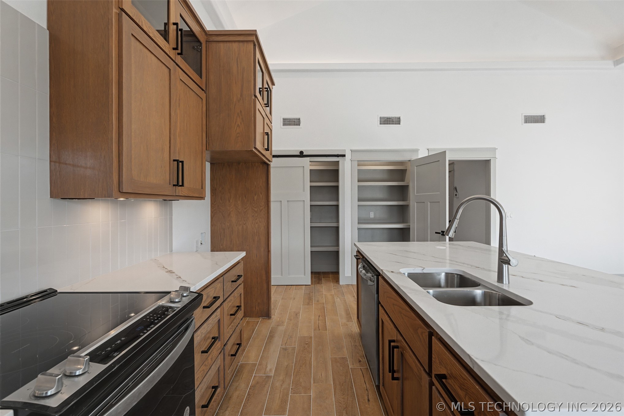 240 E 14th Street Property Photo 8