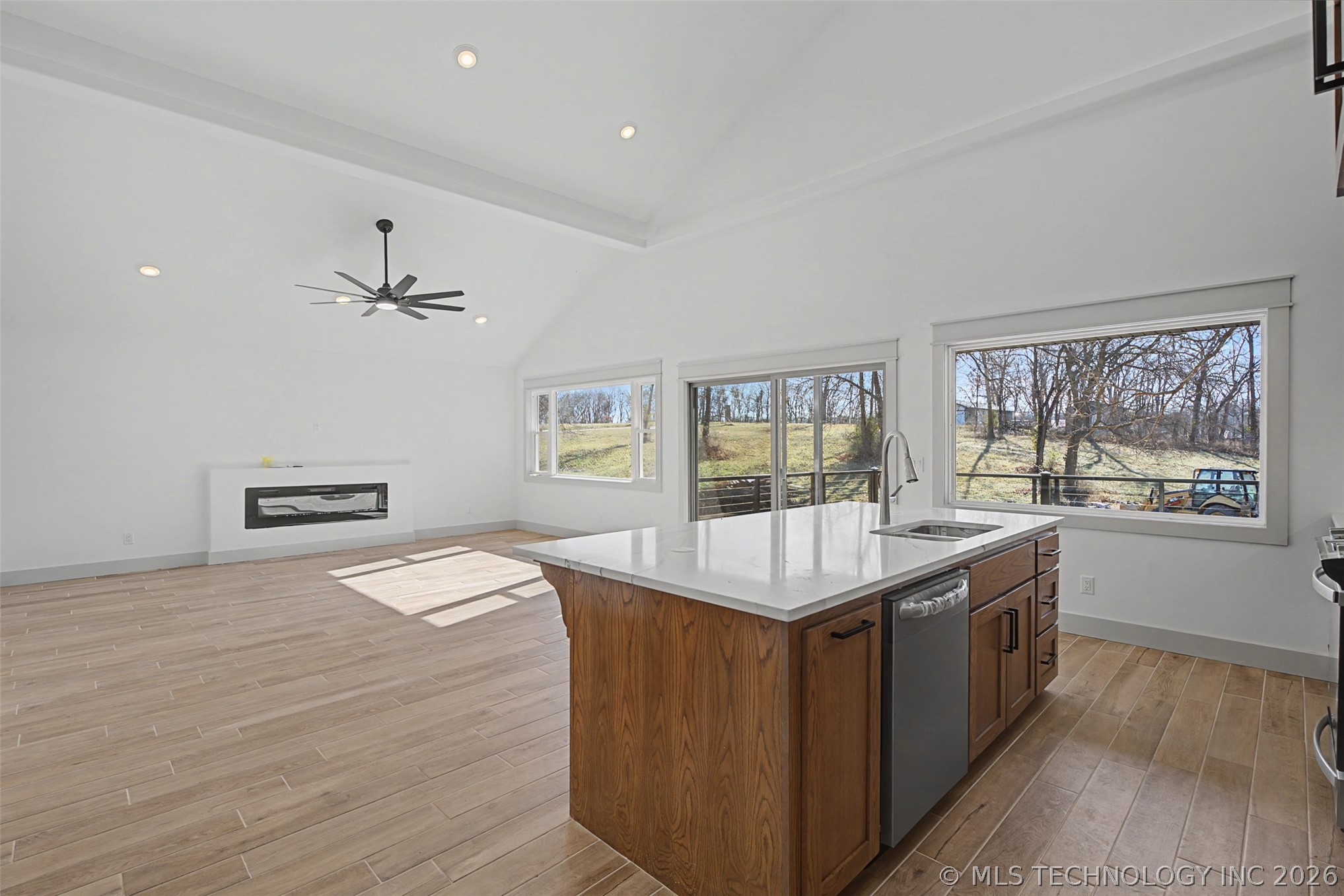 240 E 14th Street Property Photo 9