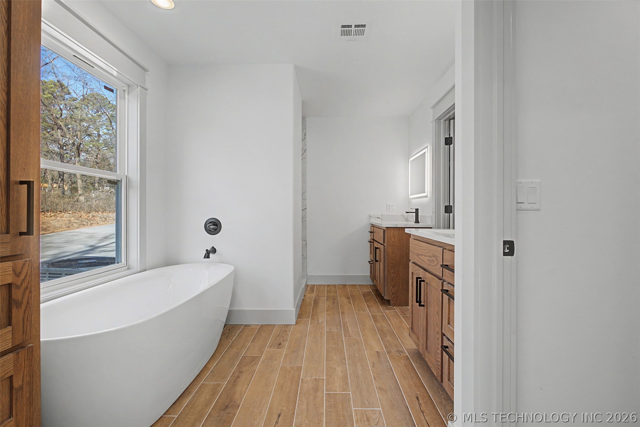 240 E 14th Street Property Photo 14