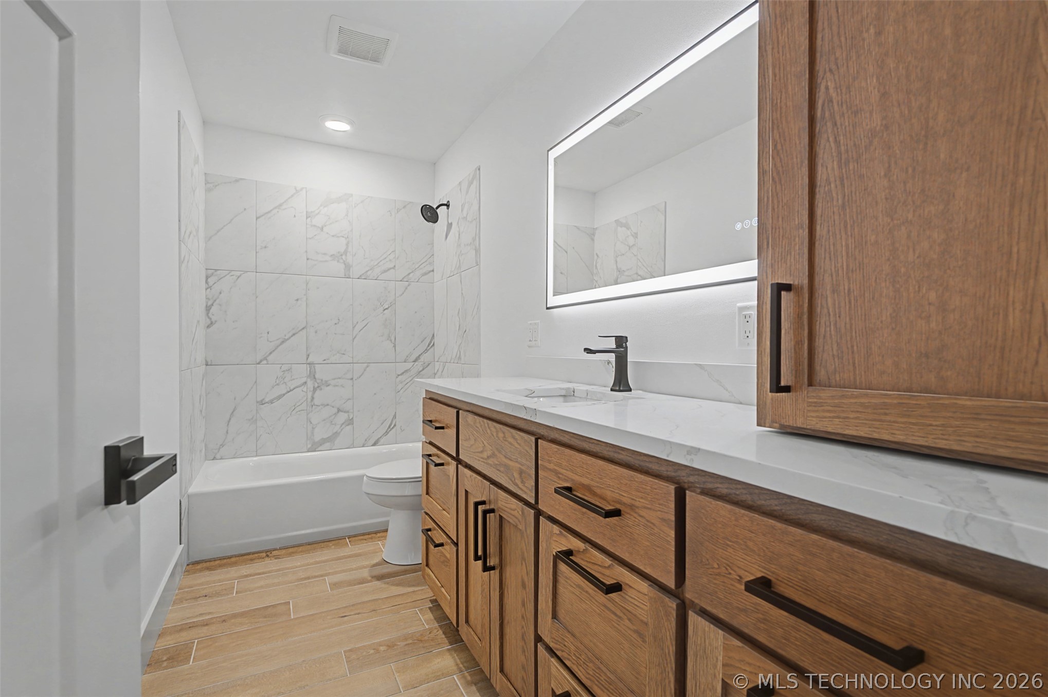 240 E 14th Street Property Photo 20