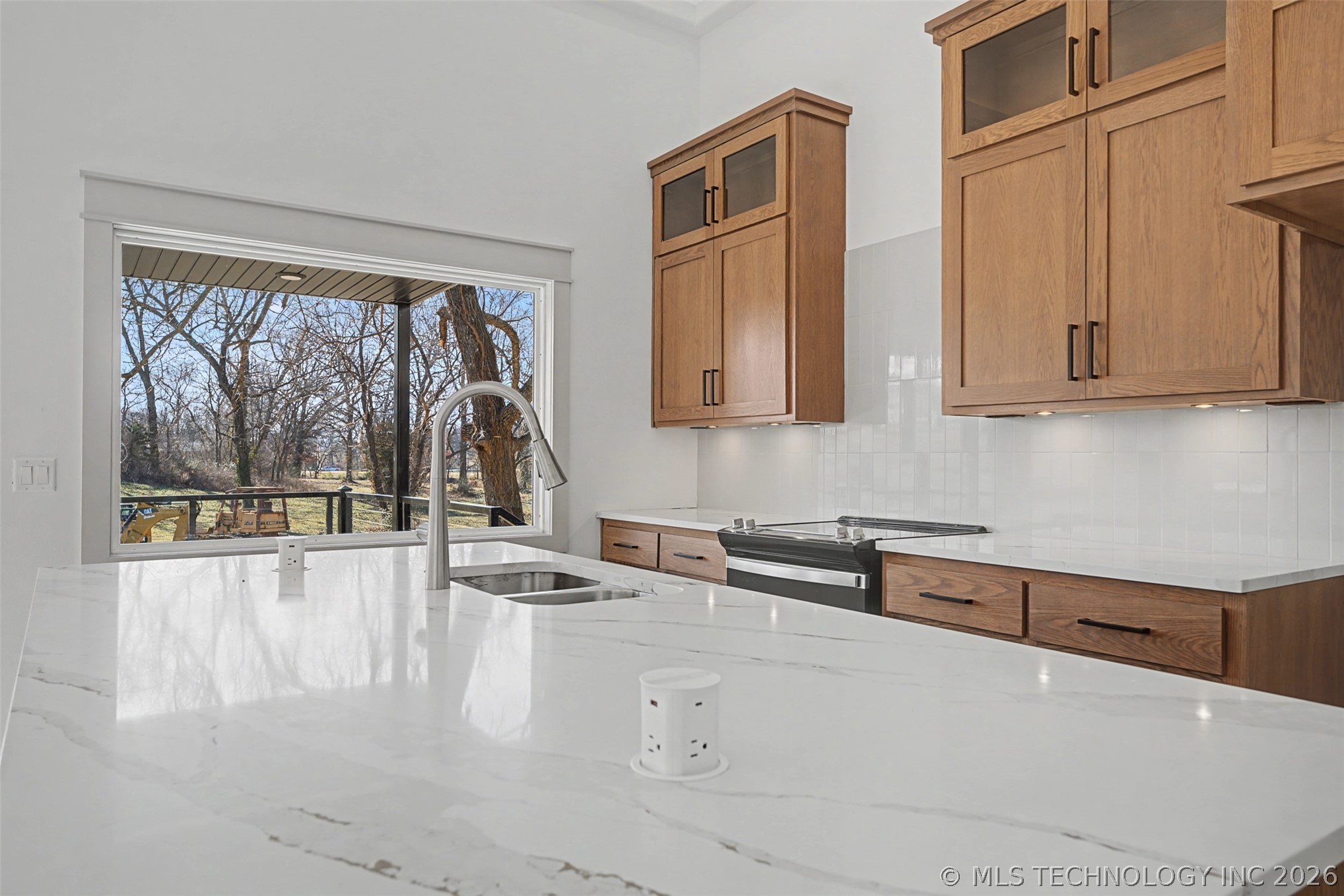 240 E 14th Street Property Photo 23