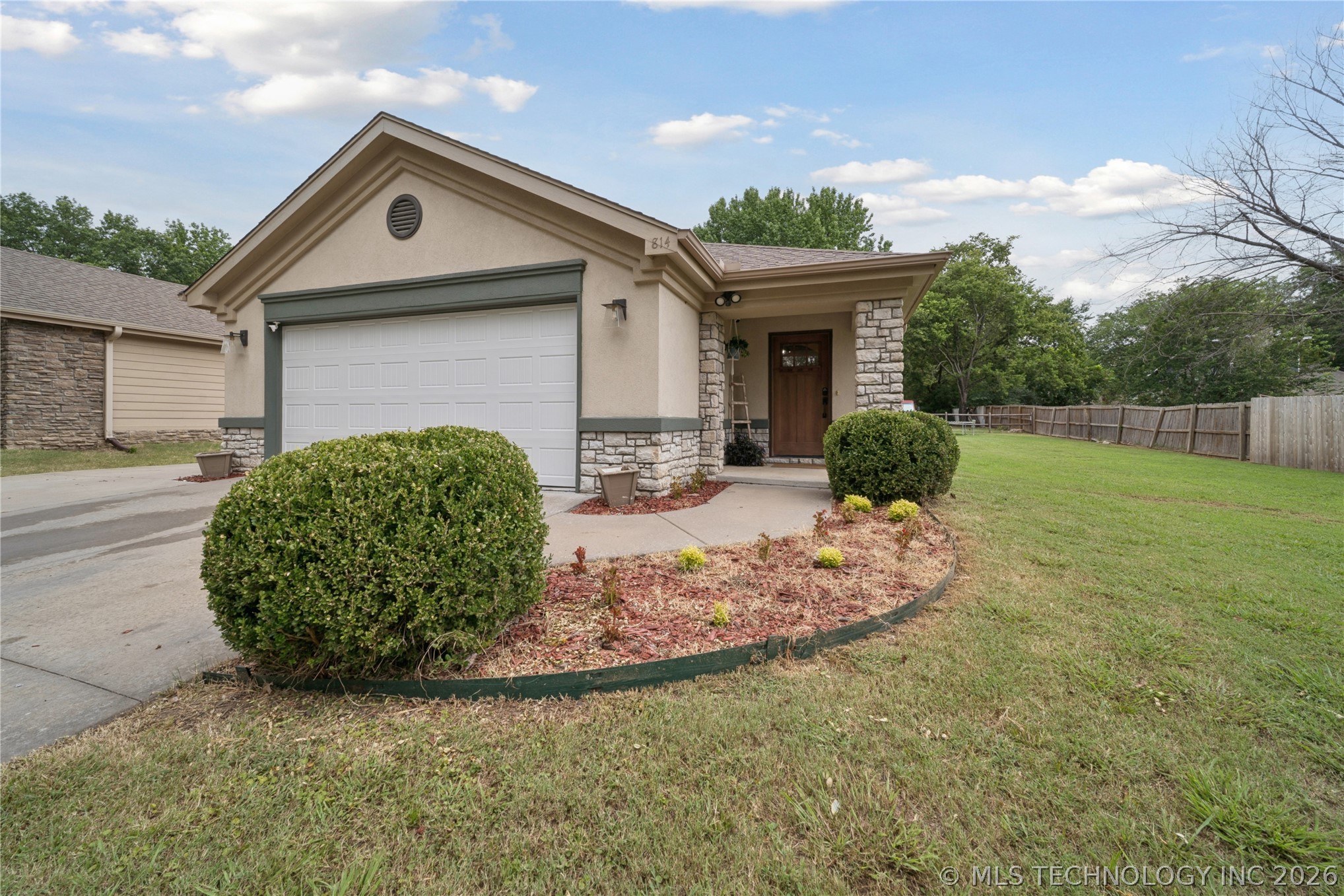 814 E Comet Street Property Photo 1