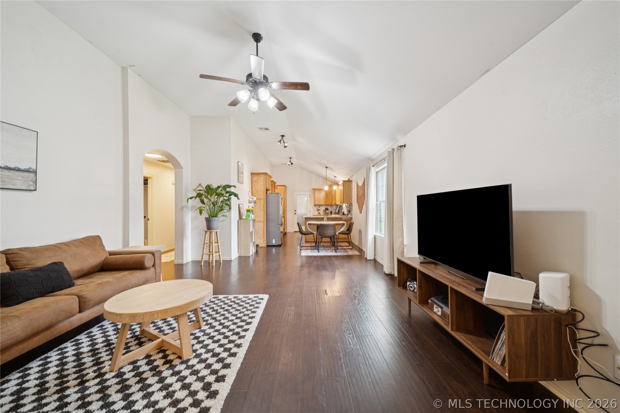 814 E Comet Street Property Photo 4