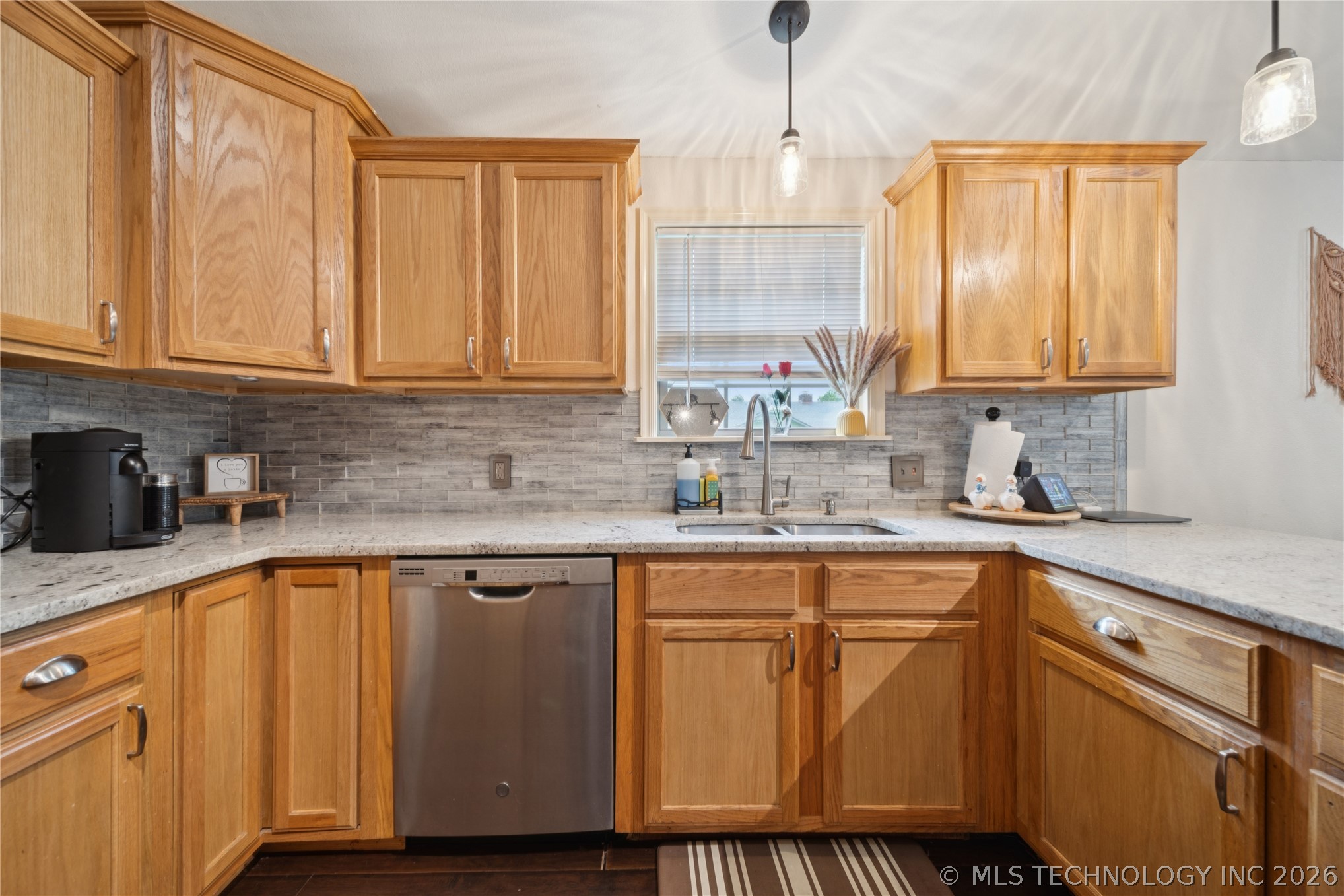 814 E Comet Street Property Photo 8