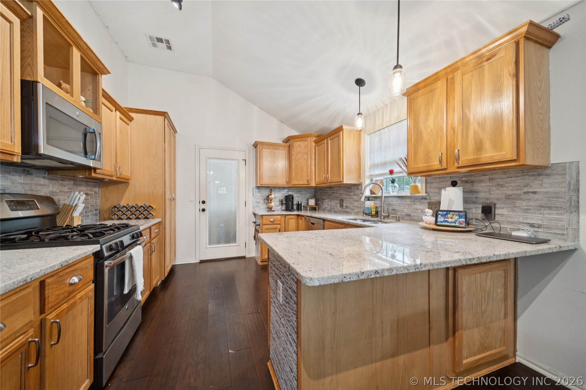 814 E Comet Street Property Photo 9