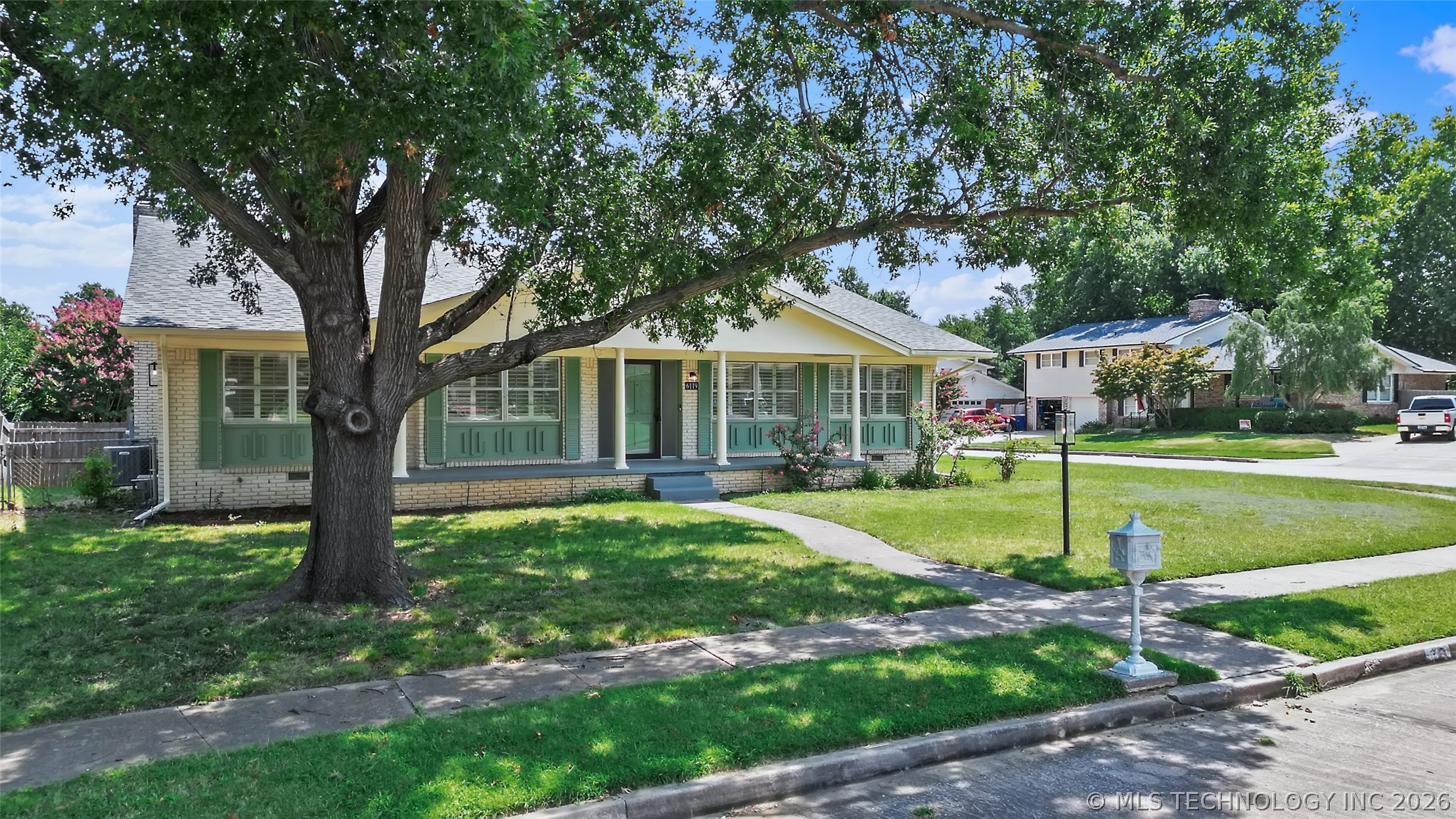 6119 S Hudson Place Property Photo 1