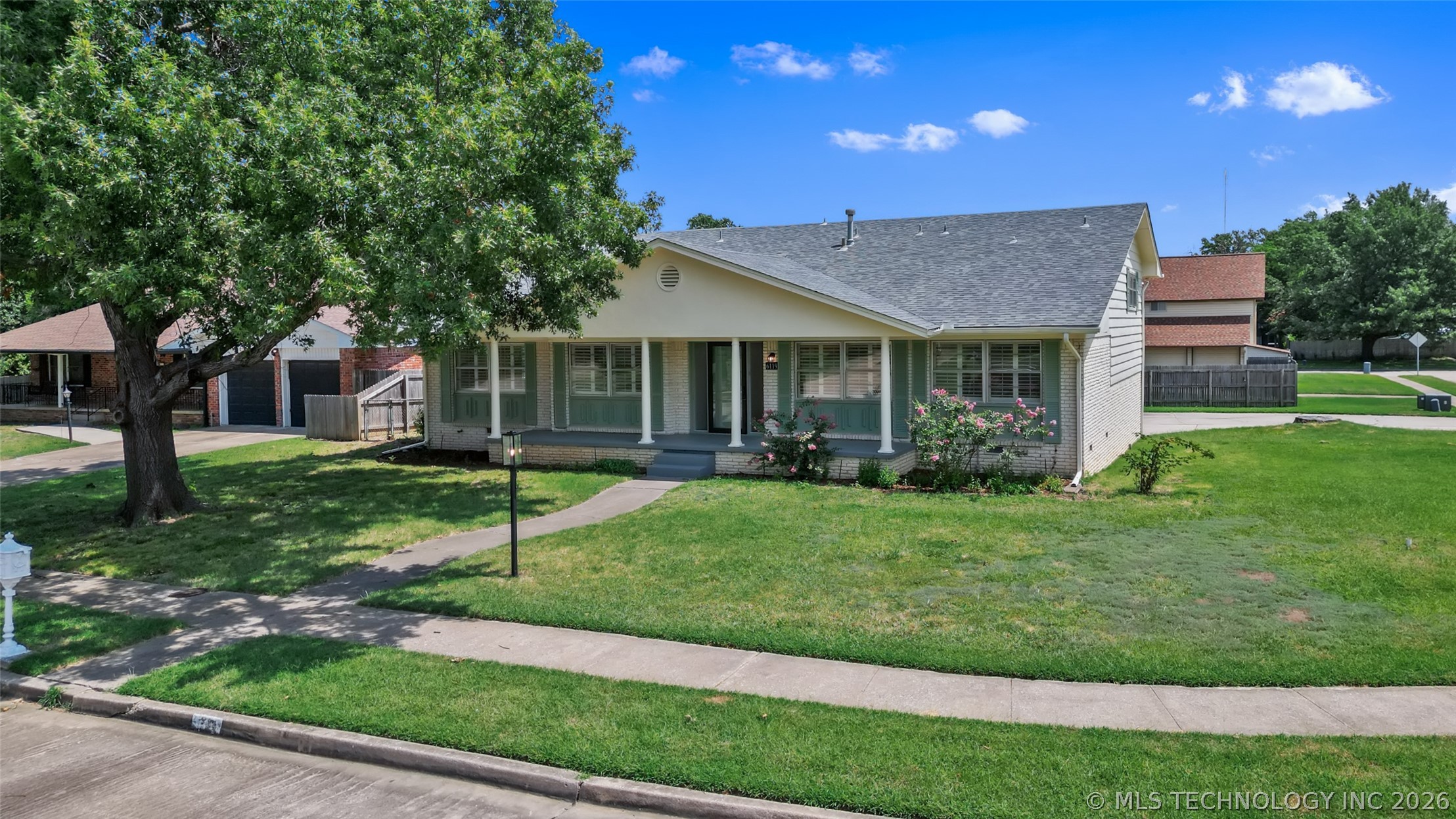 6119 S Hudson Place Property Photo 3