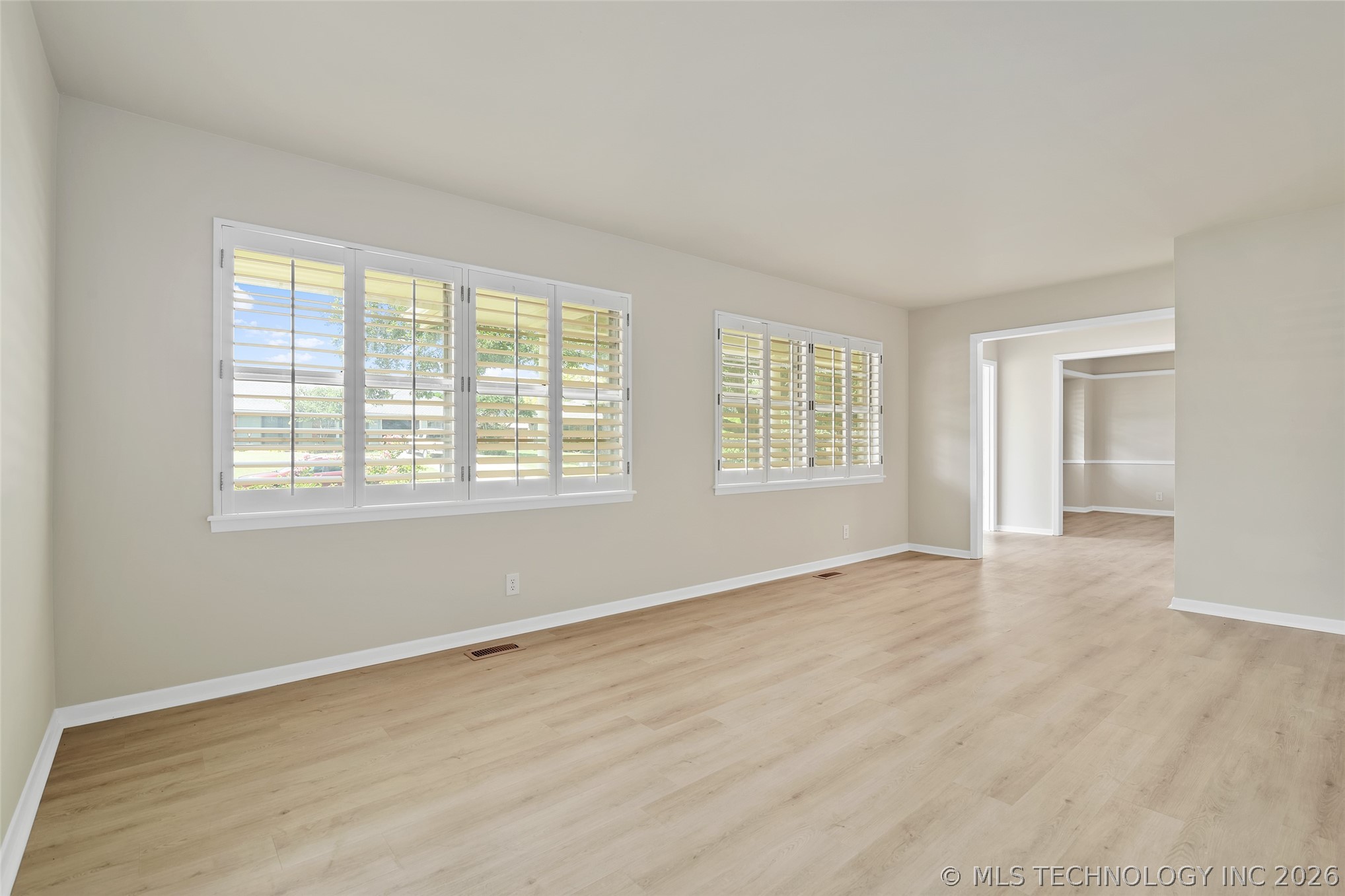 6119 S Hudson Place Property Photo 6