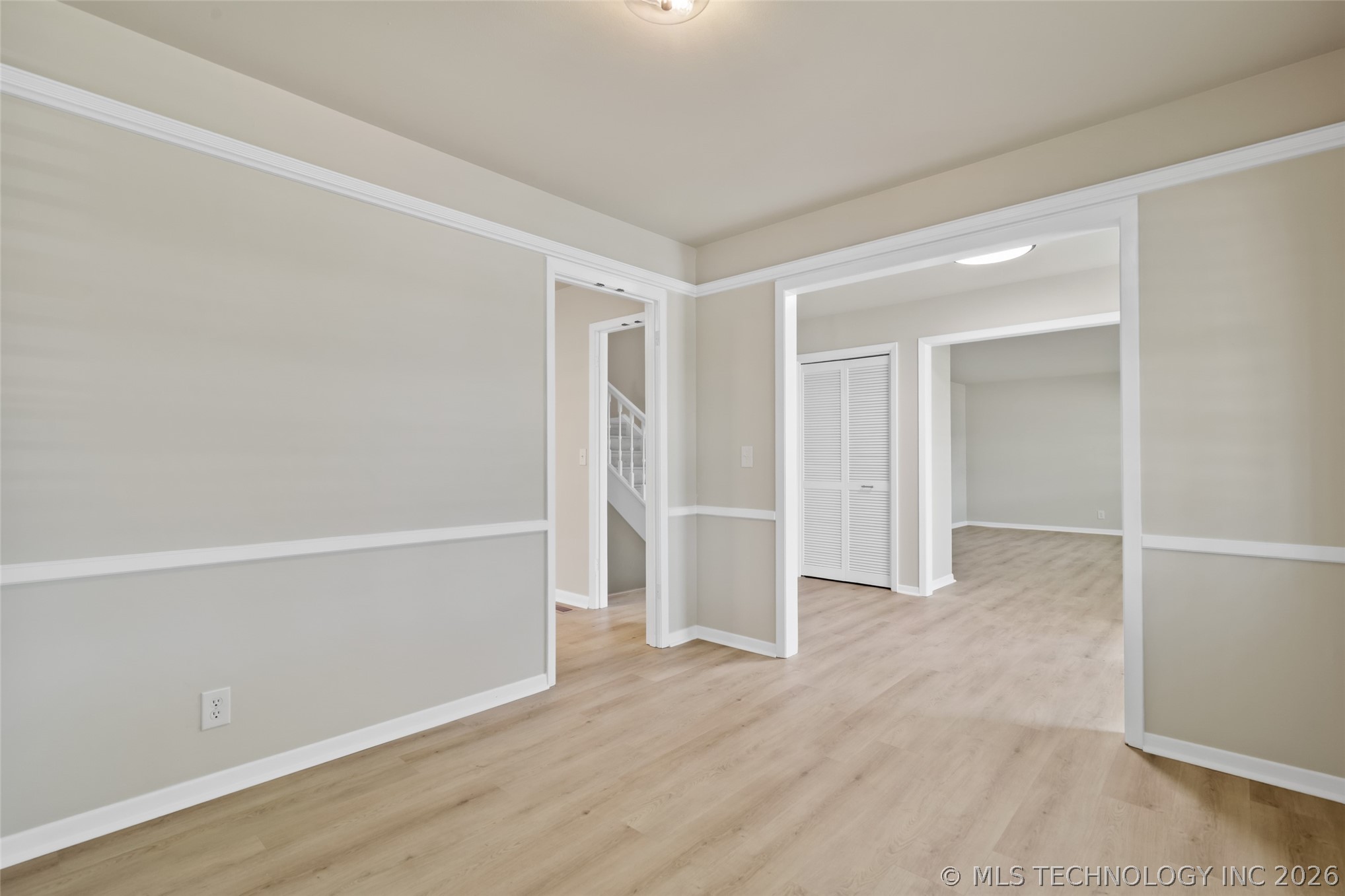 6119 S Hudson Place Property Photo 8