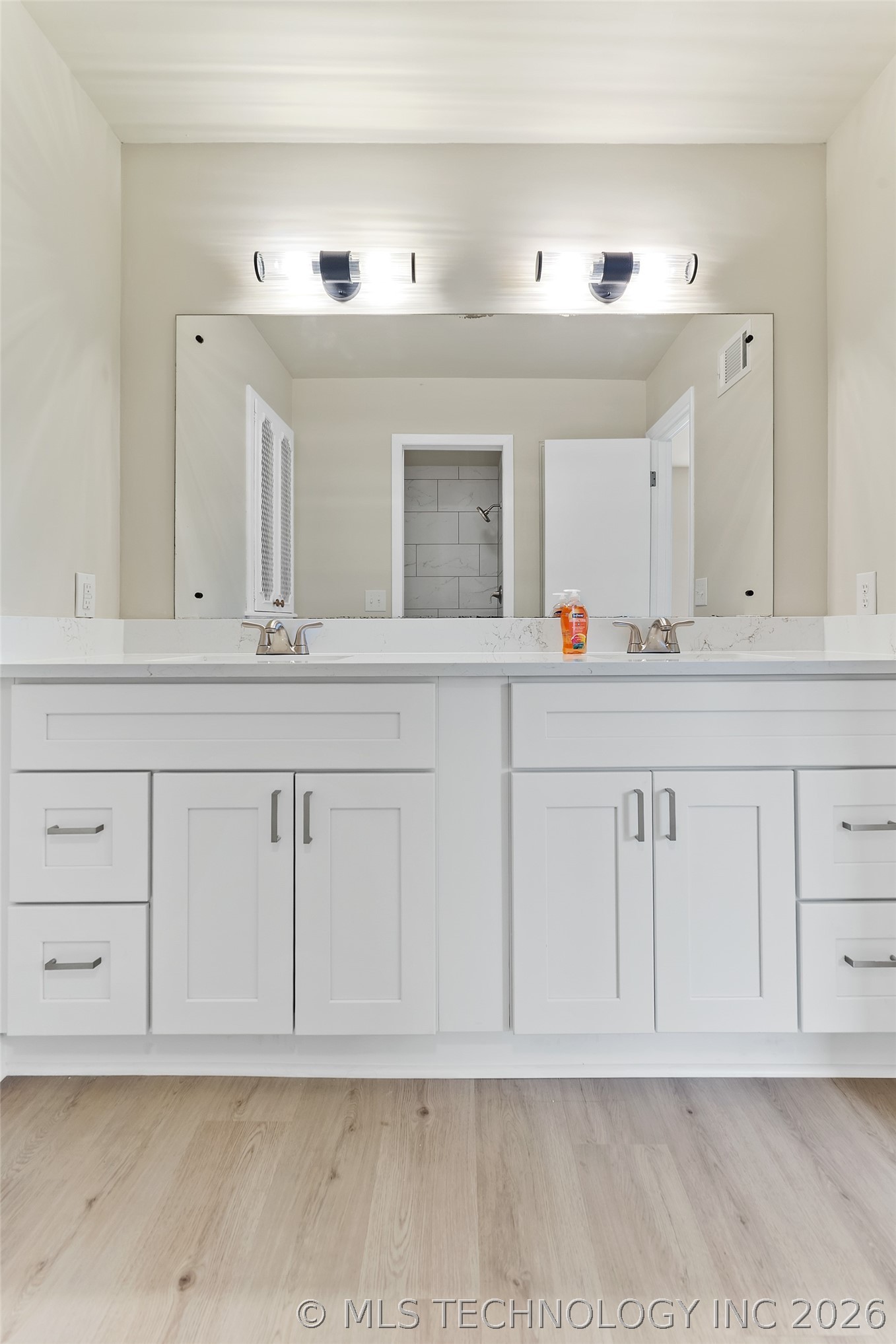 6119 S Hudson Place Property Photo 28